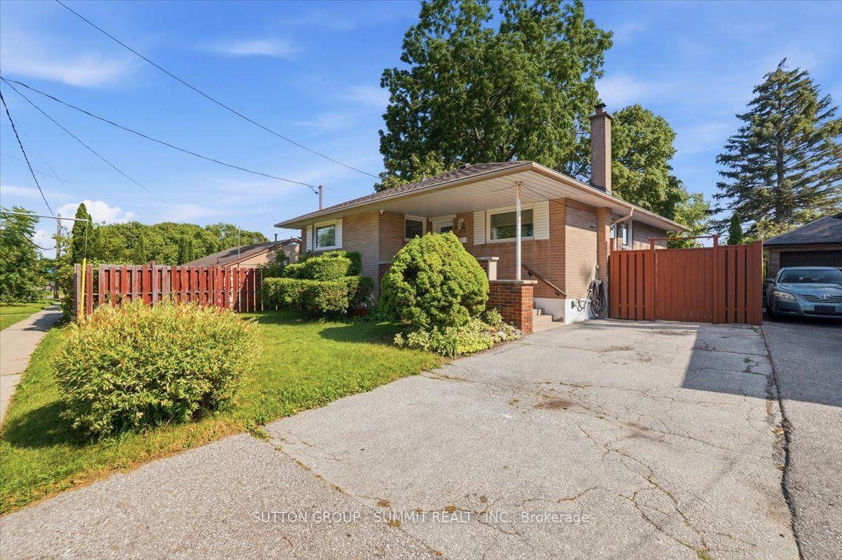Photo 3 of 73 Thornbeck Drive, Scarborough, Woburn — HOMEH