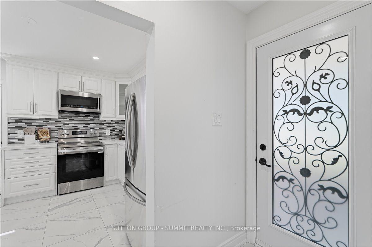 Photo 5 of 73 Thornbeck Drive, Scarborough, Woburn — HOMEH