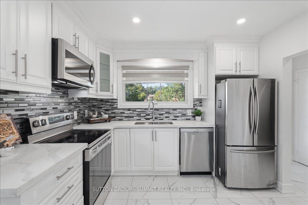 Photo 8 of 73 Thornbeck Drive, Scarborough, Woburn — HOMEH