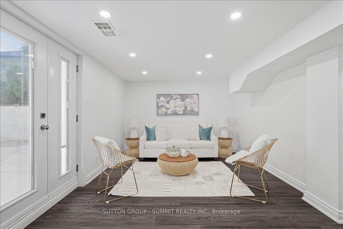 Photo 23 of 73 Thornbeck Drive, Scarborough, Woburn — HOMEH
