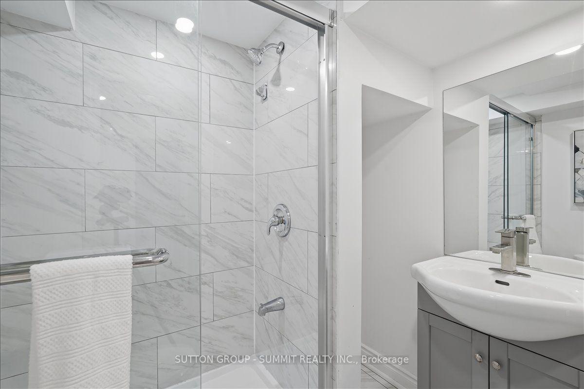 Photo 31 of 73 Thornbeck Drive, Scarborough, Woburn — HOMEH