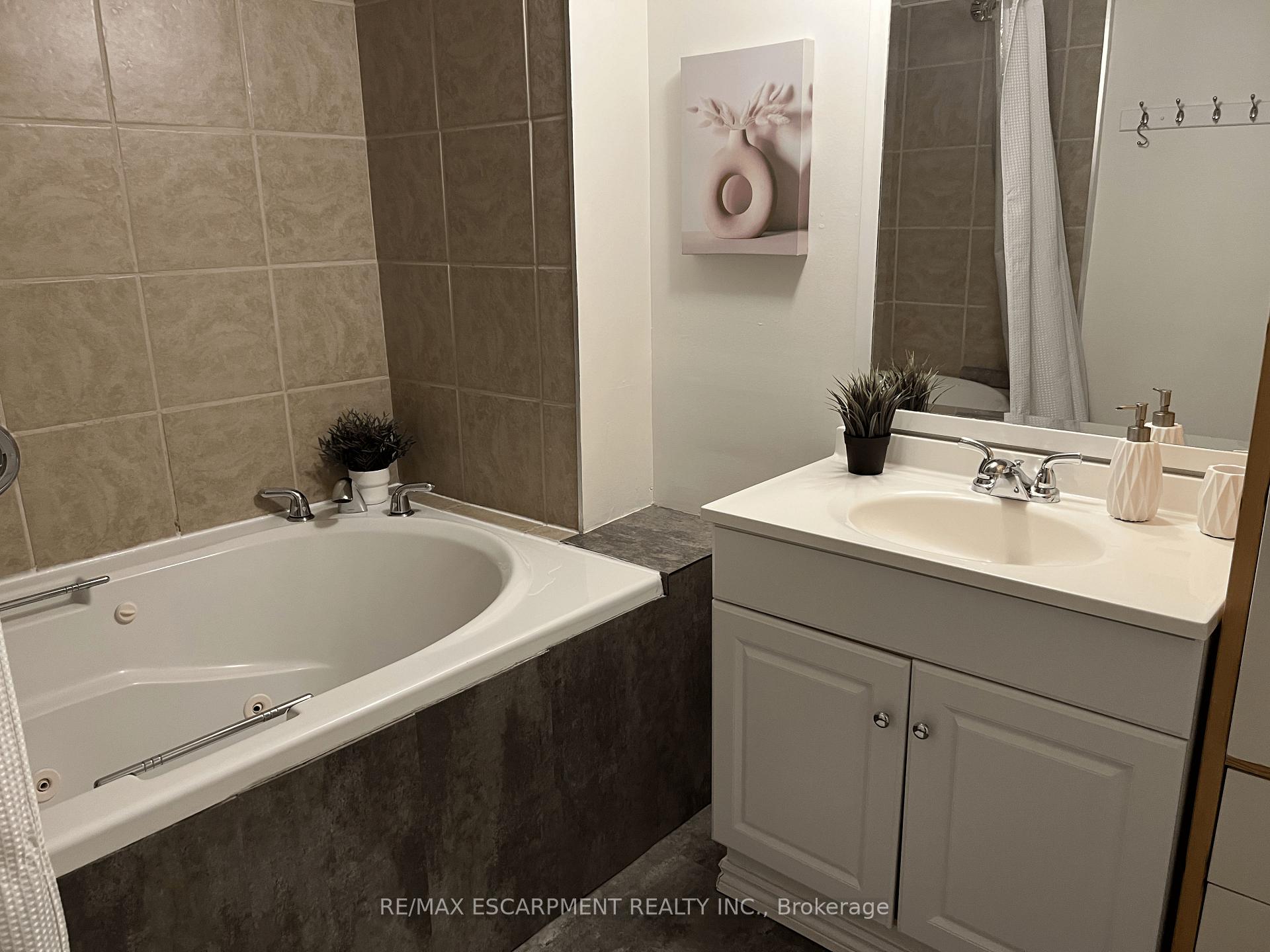 Photo 12 of Unit LOWER, 4 Sunning Hill Avenue, Hamilton, Sunninghill — HOMEH
