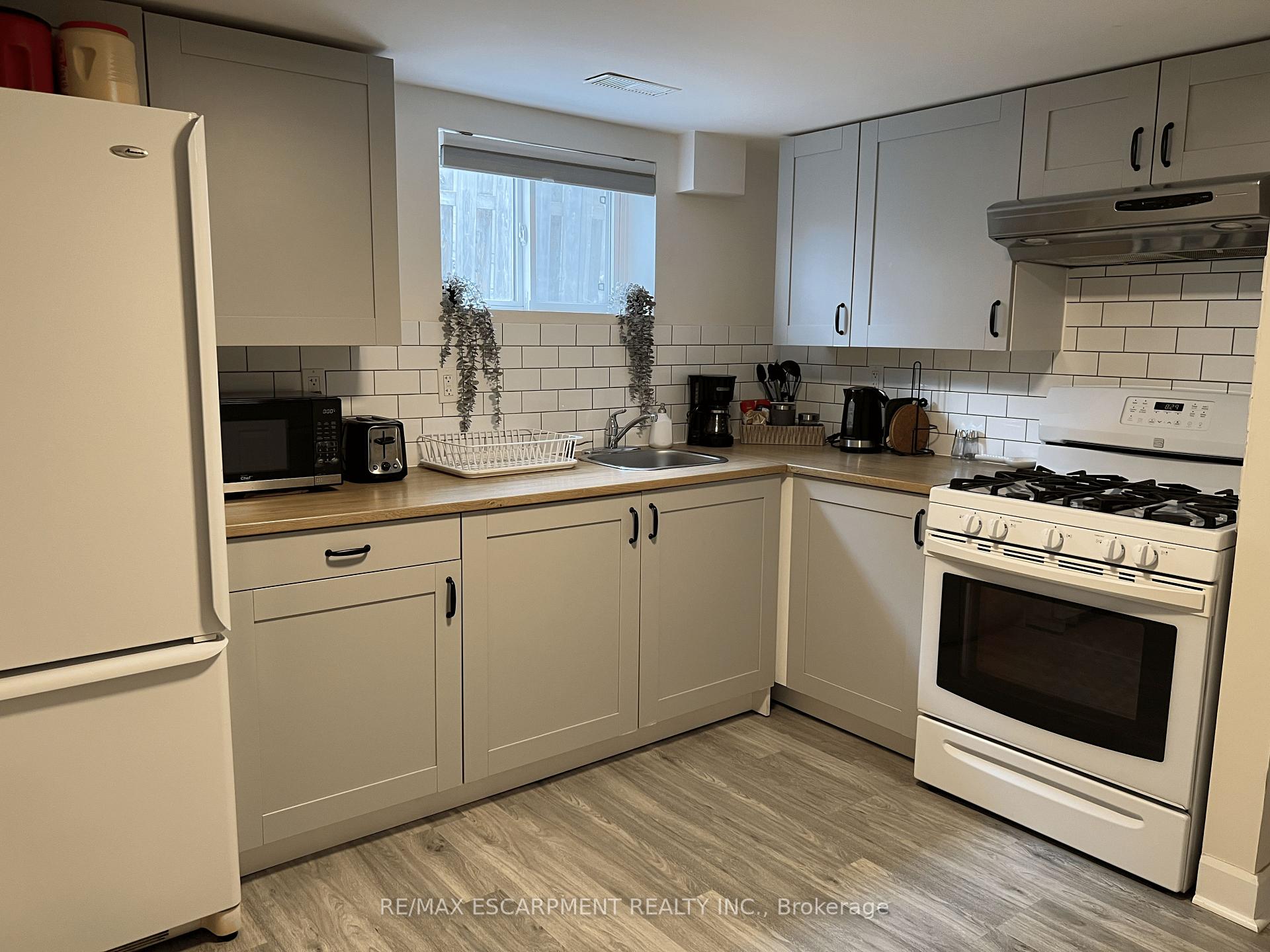 Photo 13 of Unit LOWER, 4 Sunning Hill Avenue, Hamilton, Sunninghill — HOMEH