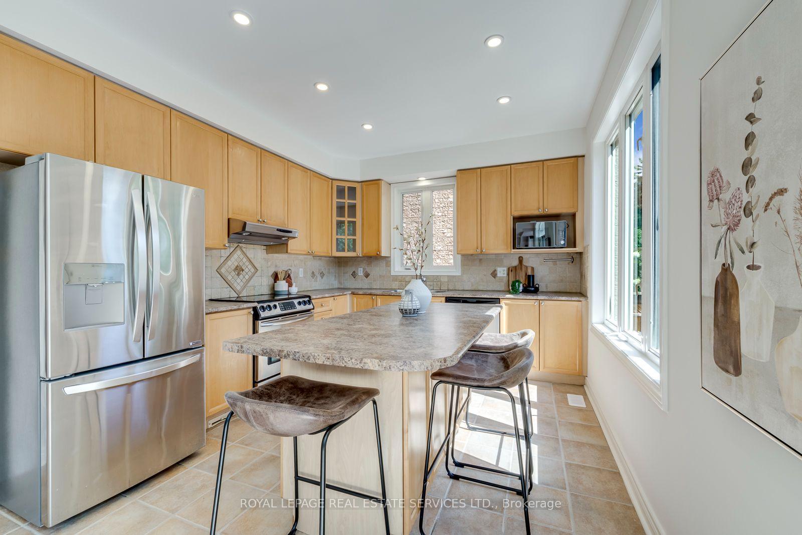 Photo 16 of 2116 Blackforest Crescent, Oakville, Westmount — HOMEH