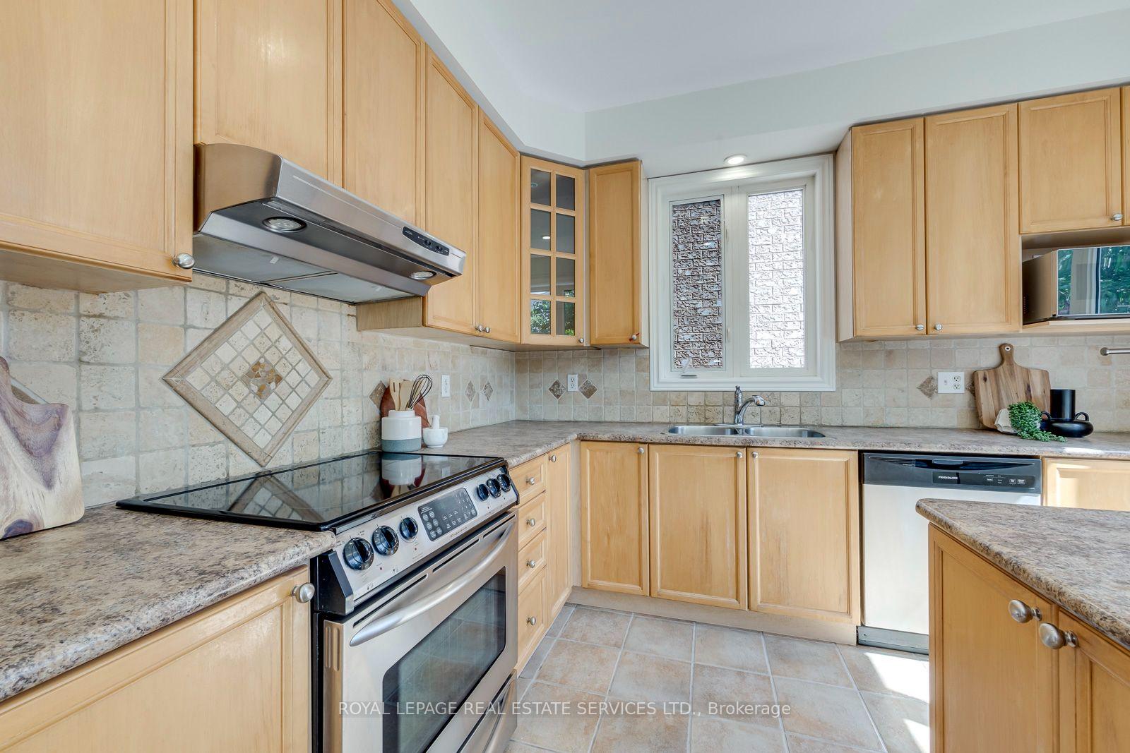 Photo 17 of 2116 Blackforest Crescent, Oakville, Westmount — HOMEH
