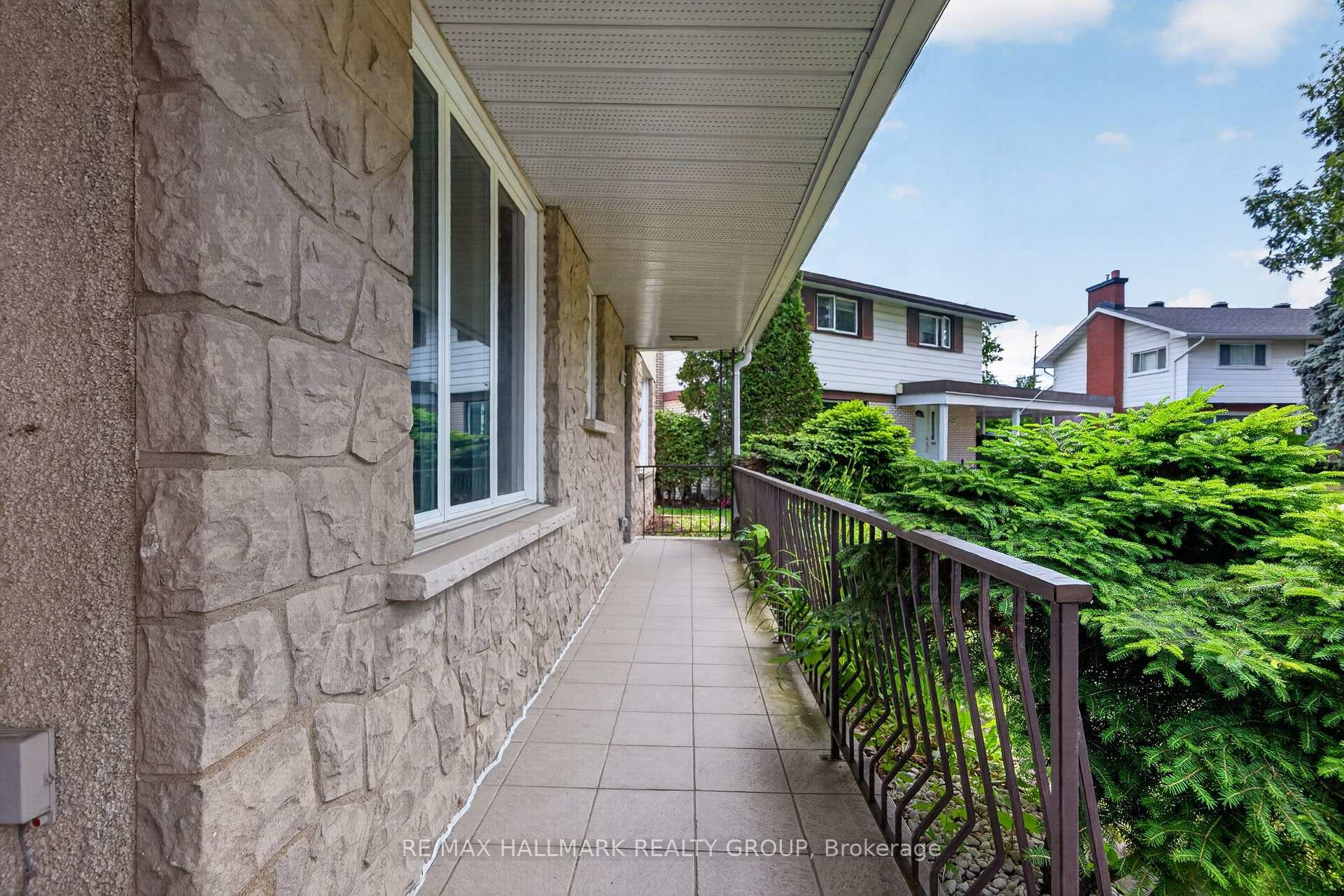 Photo 2 of 1038 Arnot Road, Ottawa, Courtland Park — HOMEH