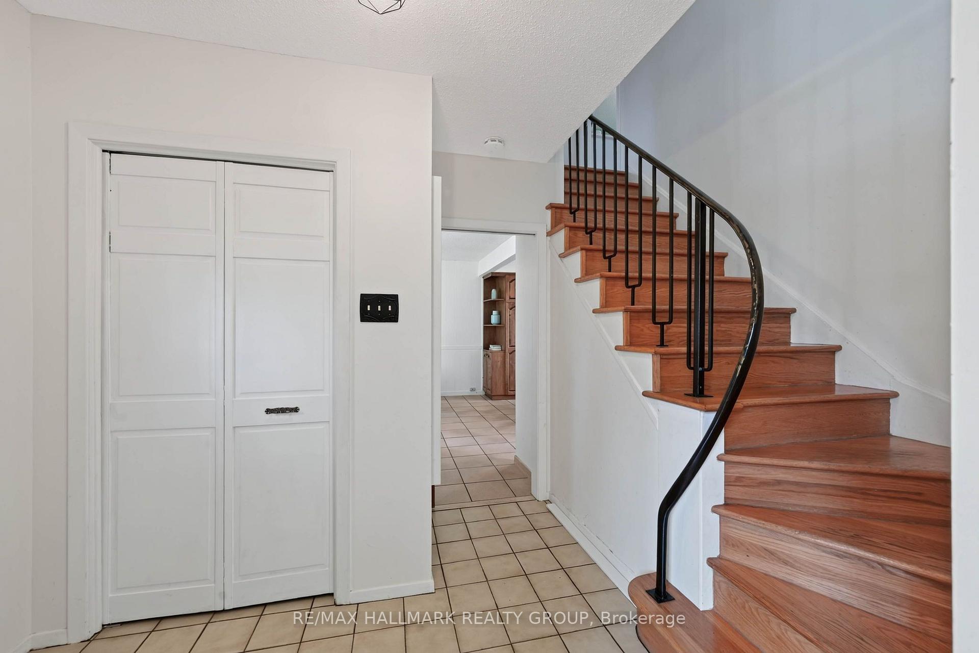 Photo 4 of 1038 Arnot Road, Ottawa, Courtland Park — HOMEH