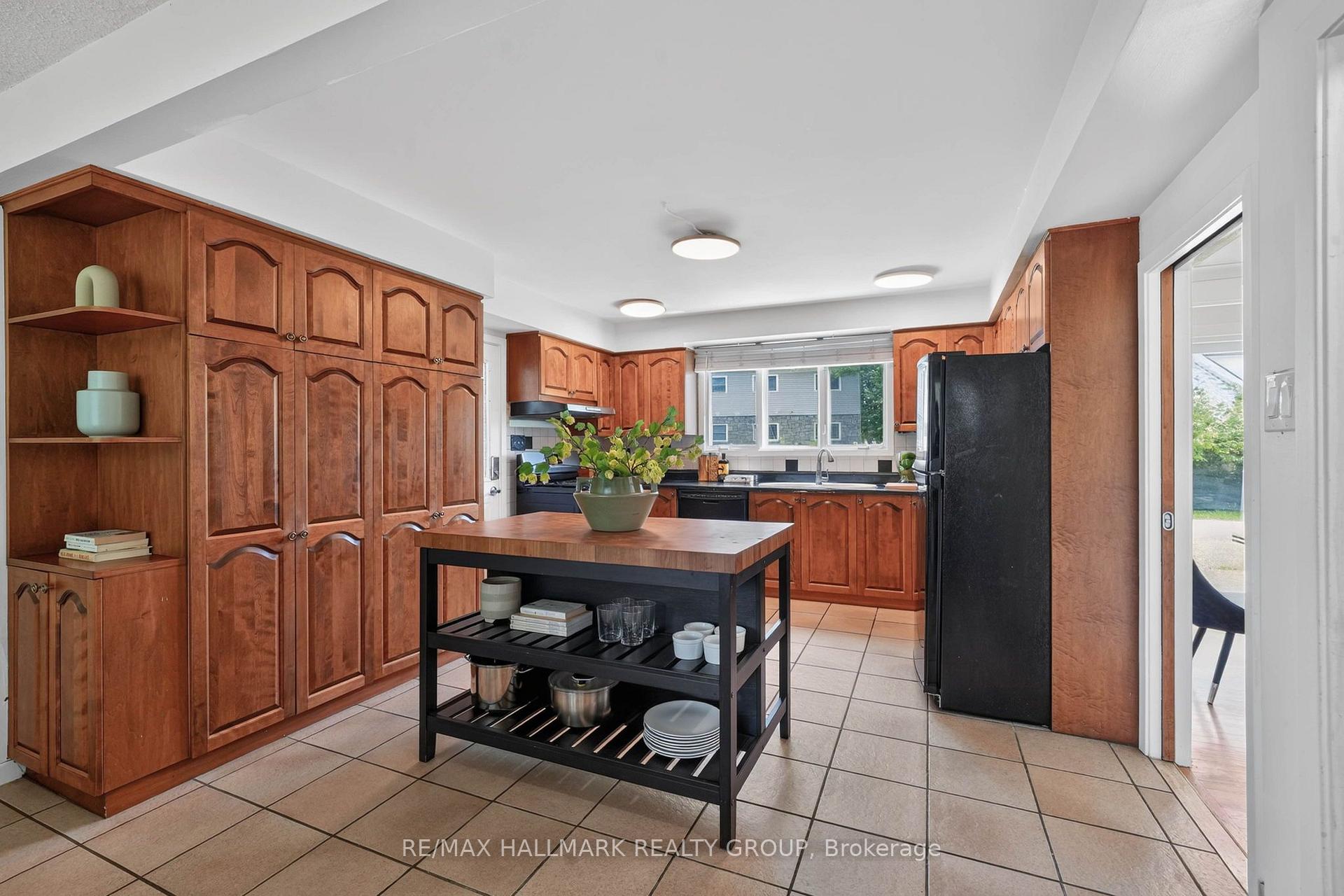 Photo 13 of 1038 Arnot Road, Ottawa, Courtland Park — HOMEH