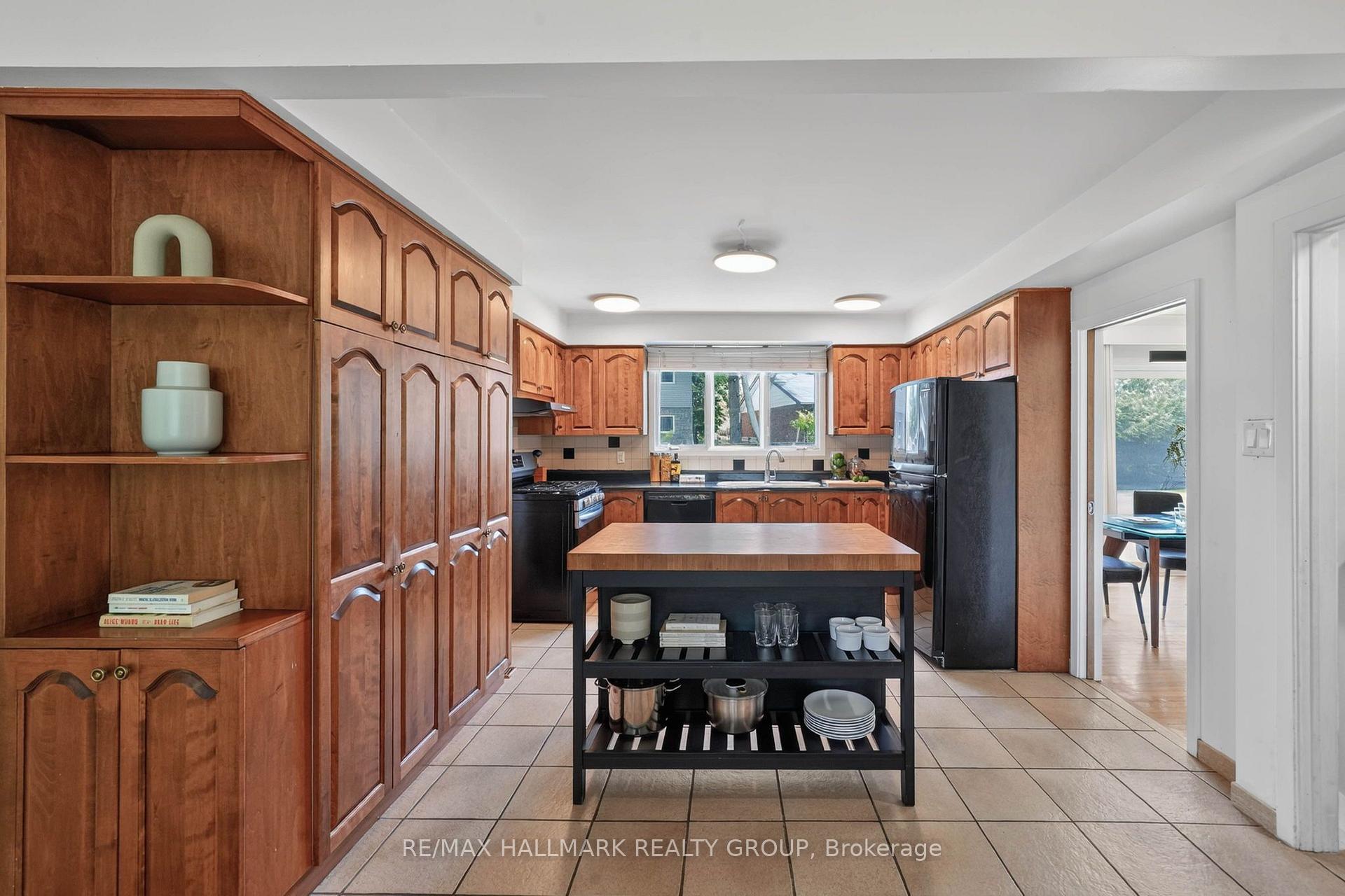 Photo 15 of 1038 Arnot Road, Ottawa, Courtland Park — HOMEH