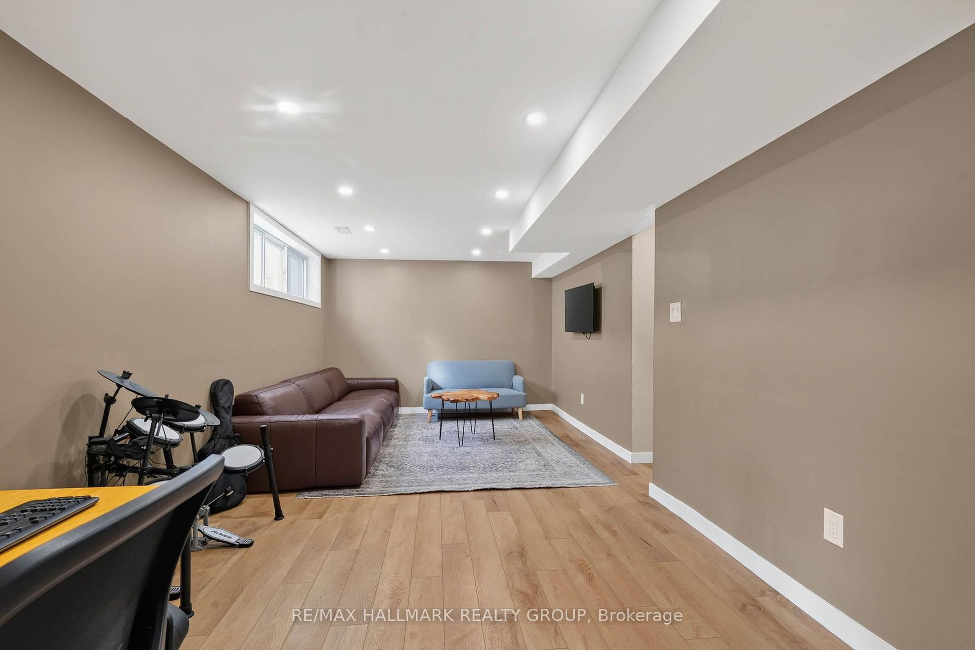 Photo 33 of 1038 Arnot Road, Ottawa, Courtland Park — HOMEH