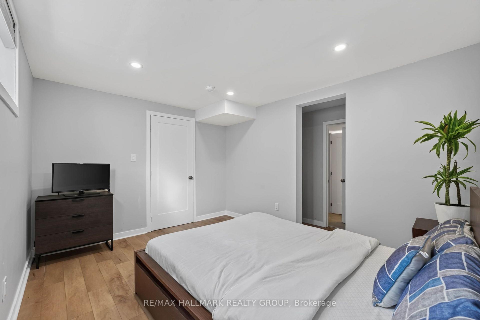 Photo 36 of 1038 Arnot Road, Ottawa, Courtland Park — HOMEH