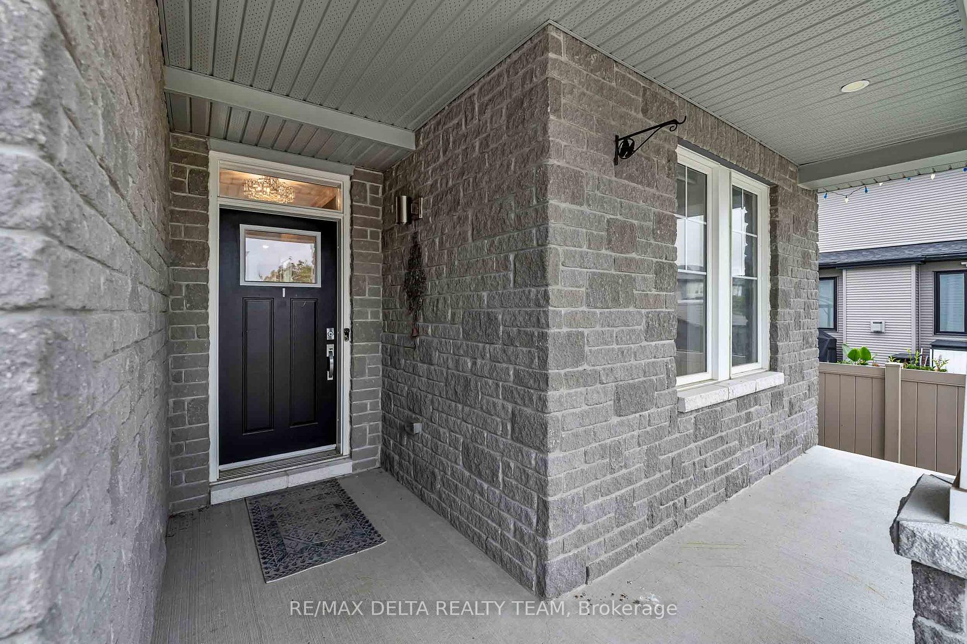 Photo 2 of 165 Groningen Street, Ottawa, Kanata - Emerald Meadows/Trailwest — HOMEH
