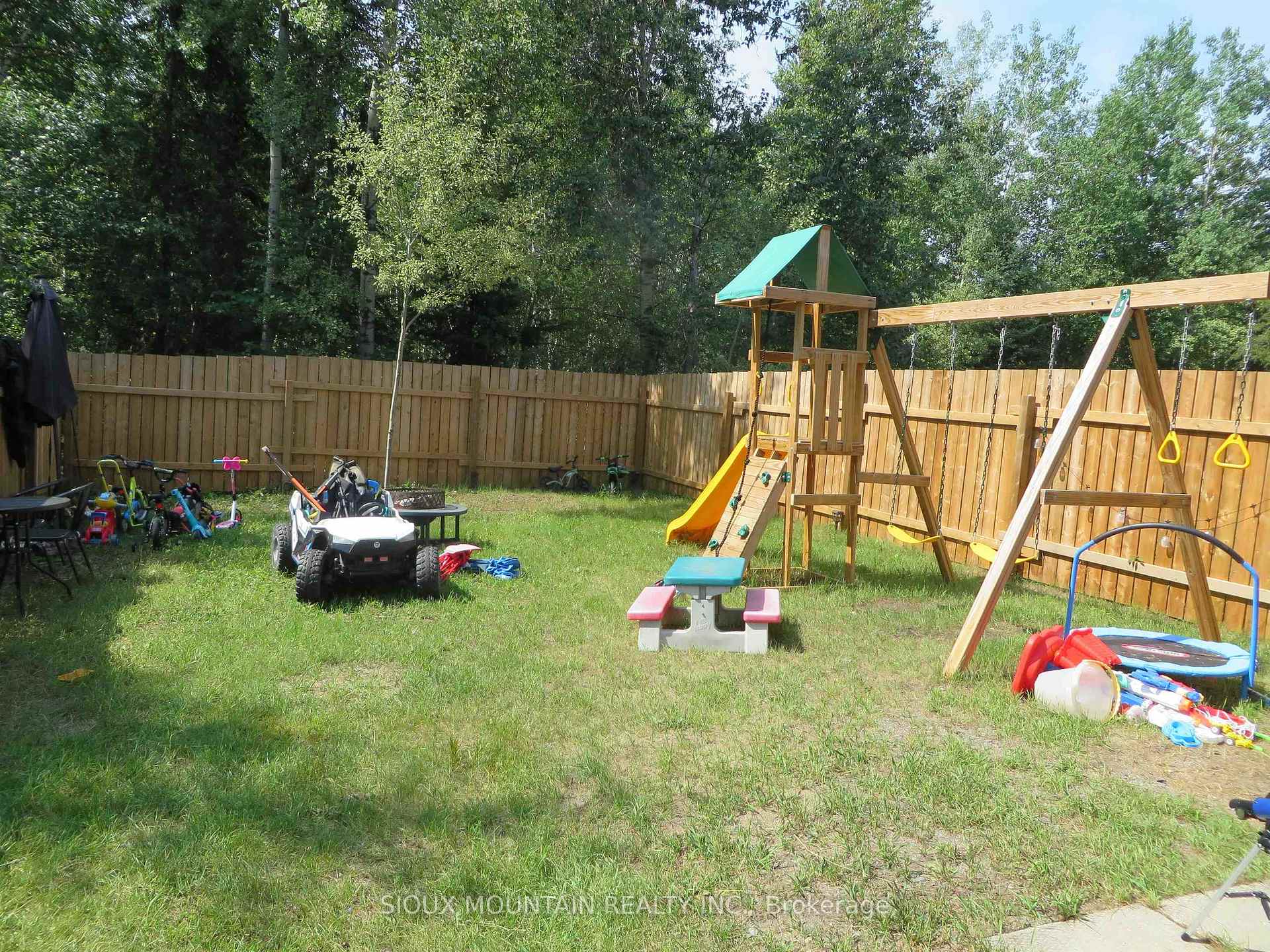 Photo 2 of 59-65 Lakeview Crescent, Pickle Lake — HOMEH