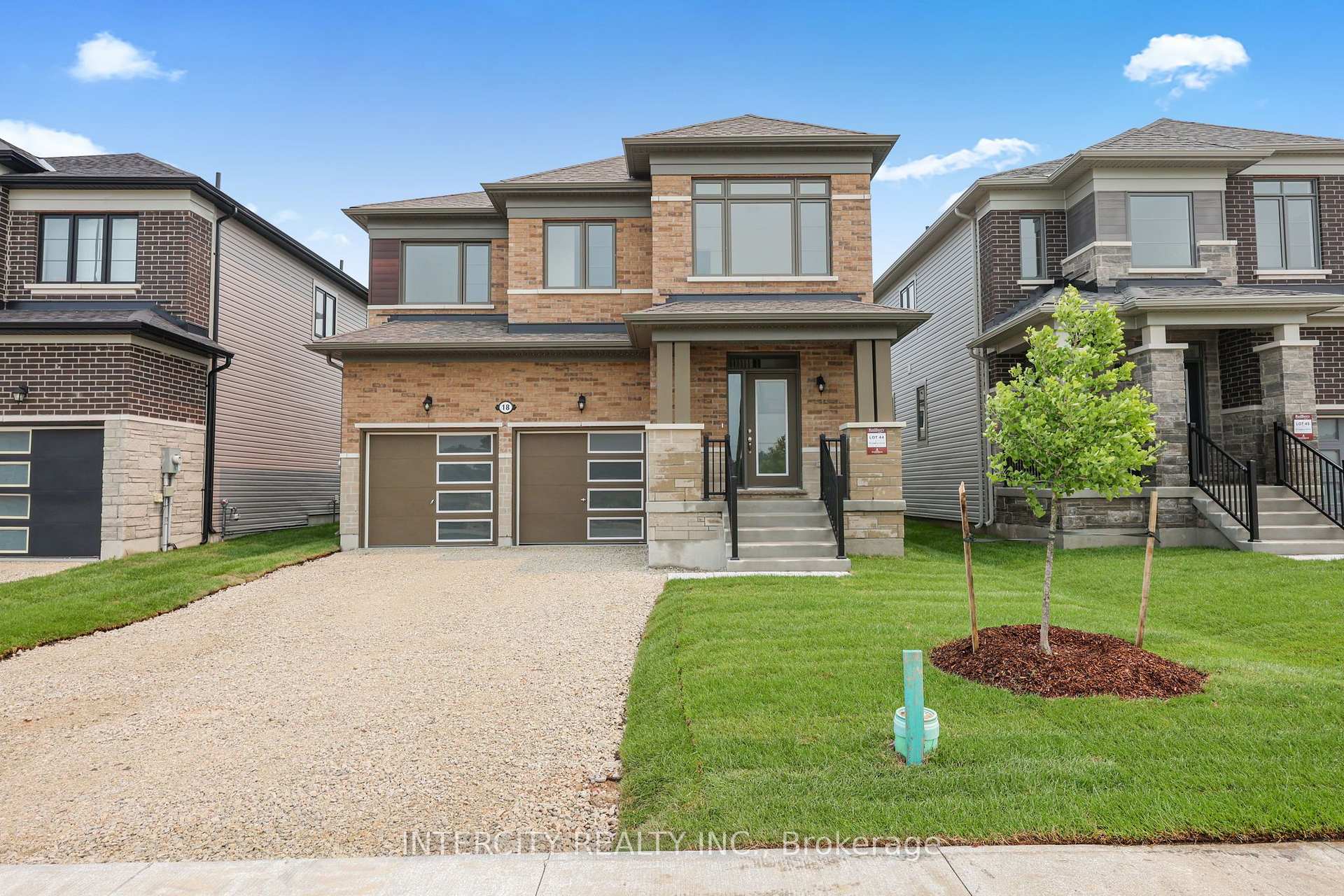 Photo 3 of 18 Legacy Circle, Wasaga Beach — HOMEH