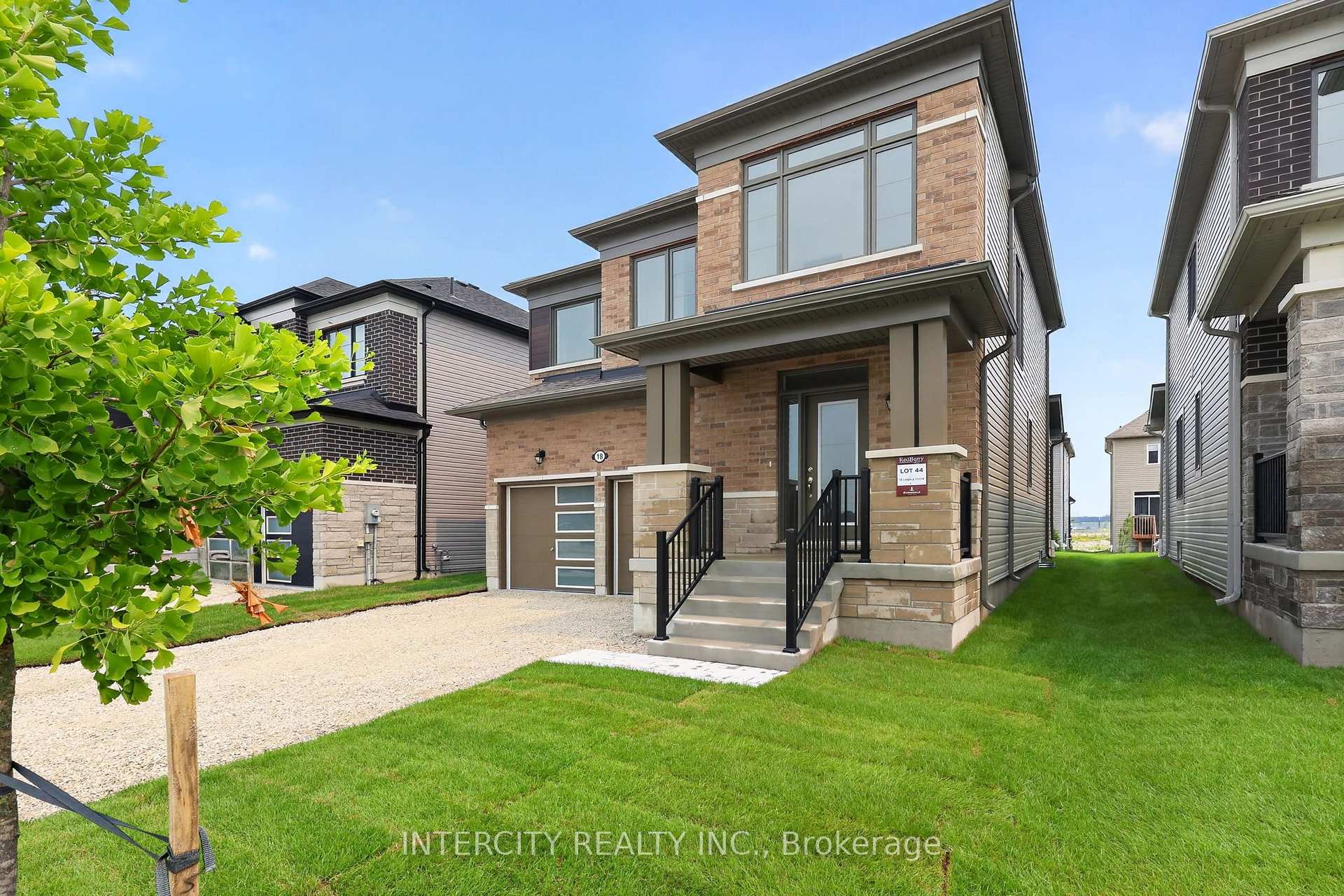 Photo 5 of 18 Legacy Circle, Wasaga Beach — HOMEH
