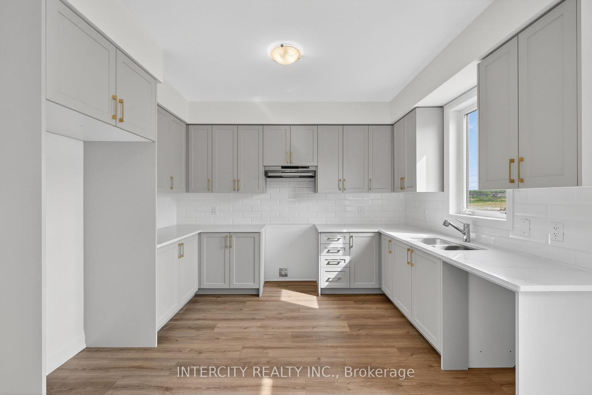 Photo 10 of 18 Legacy Circle, Wasaga Beach — HOMEH