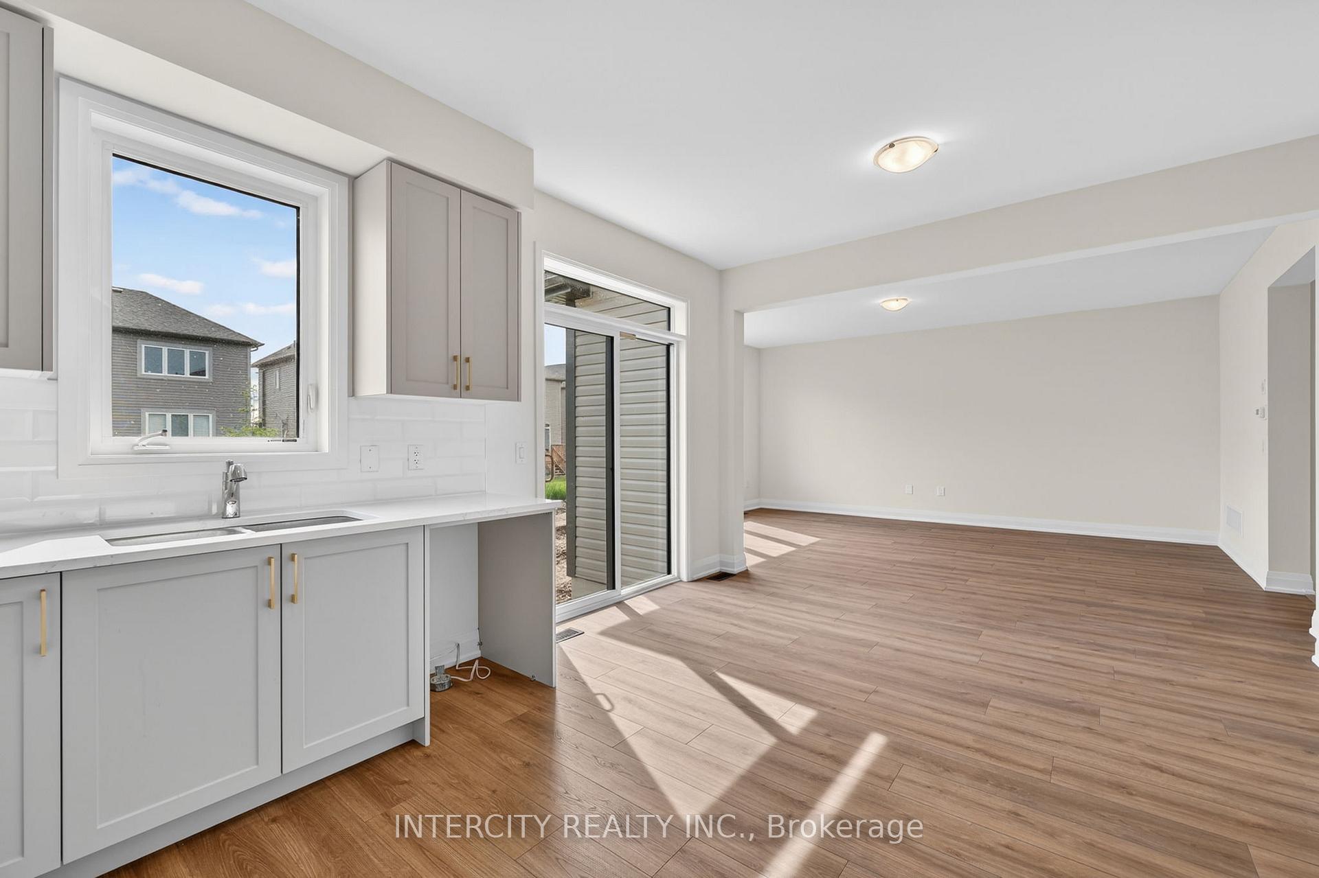 Photo 14 of 18 Legacy Circle, Wasaga Beach — HOMEH