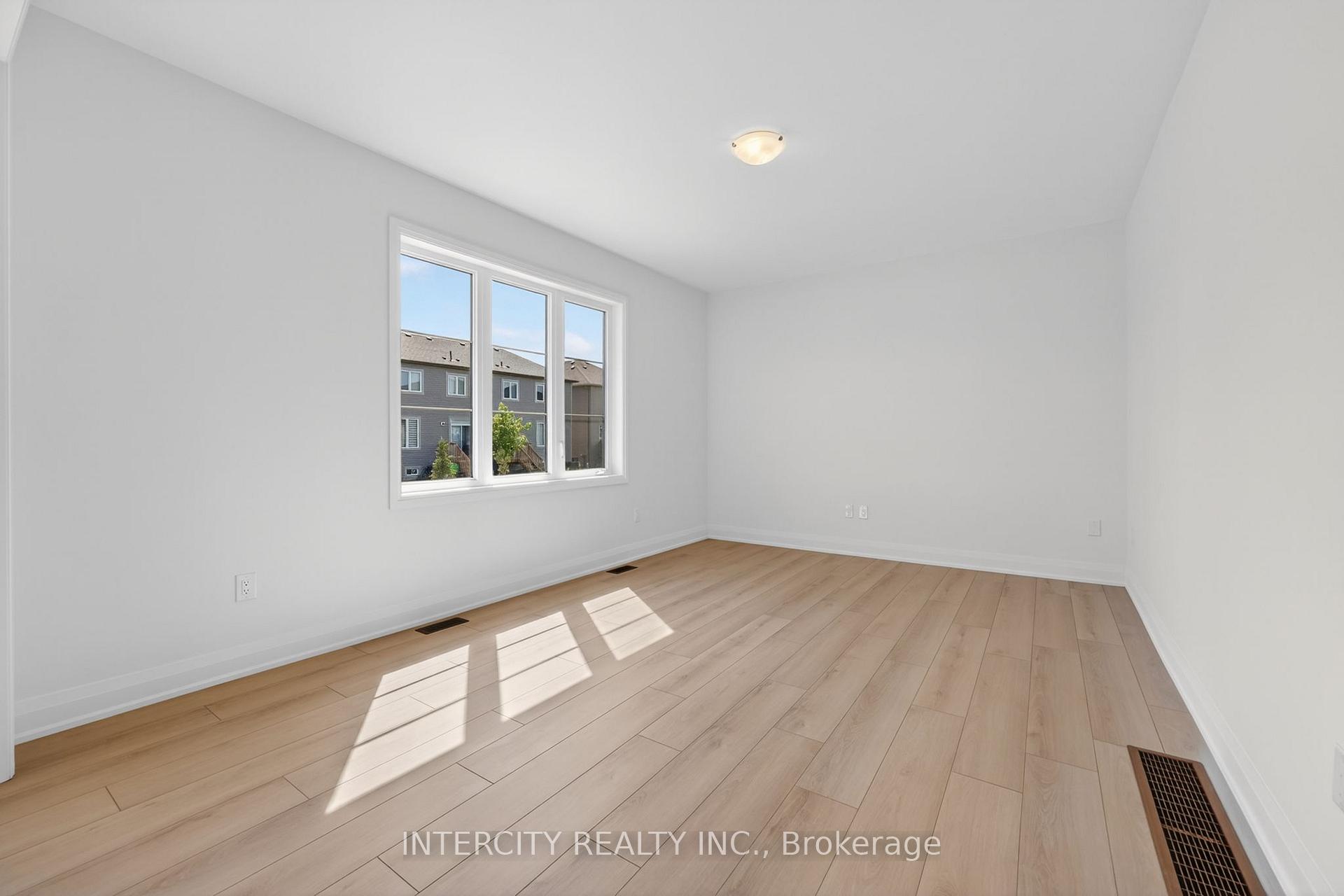 Photo 17 of 22 Legacy Circle, Wasaga Beach — HOMEH