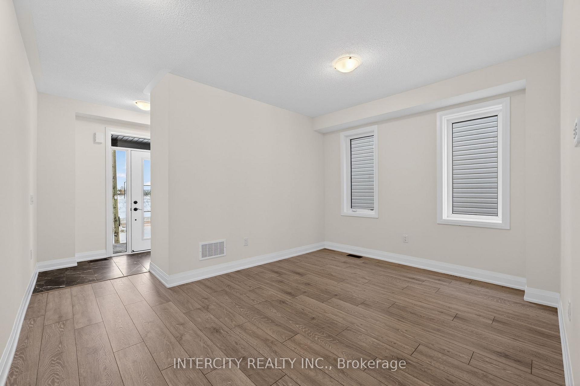 Photo 8 of 30 Legacy Circle, Wasaga Beach — HOMEH
