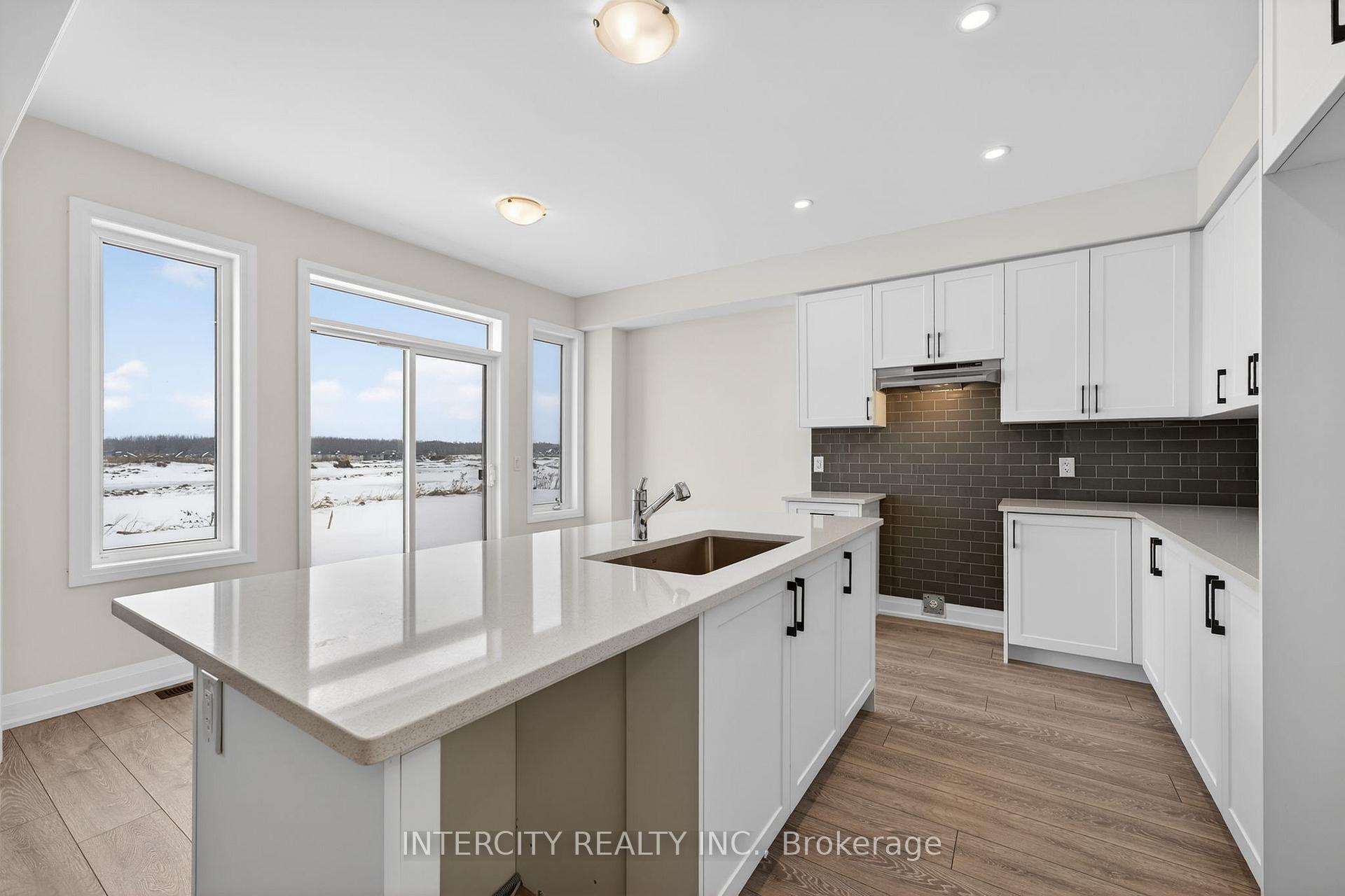 Photo 14 of 30 Legacy Circle, Wasaga Beach — HOMEH