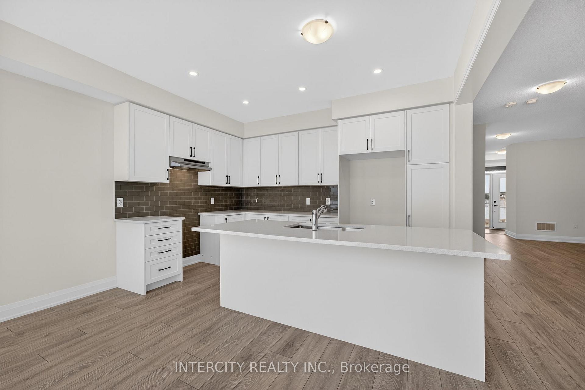 Photo 15 of 30 Legacy Circle, Wasaga Beach — HOMEH
