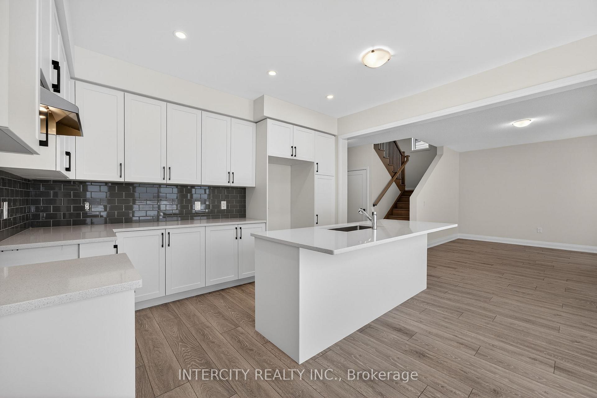 Photo 17 of 30 Legacy Circle, Wasaga Beach — HOMEH
