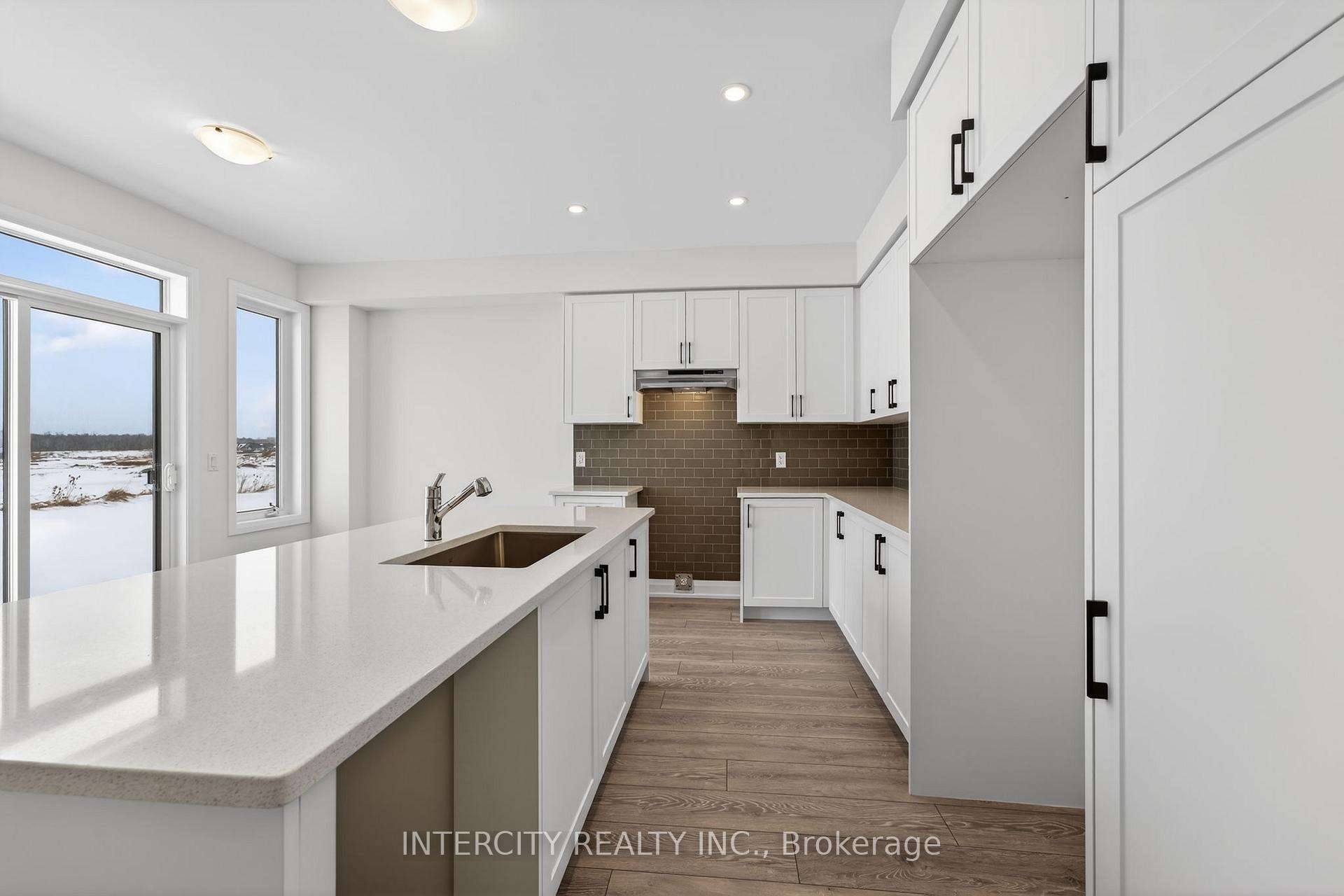 Photo 18 of 30 Legacy Circle, Wasaga Beach — HOMEH