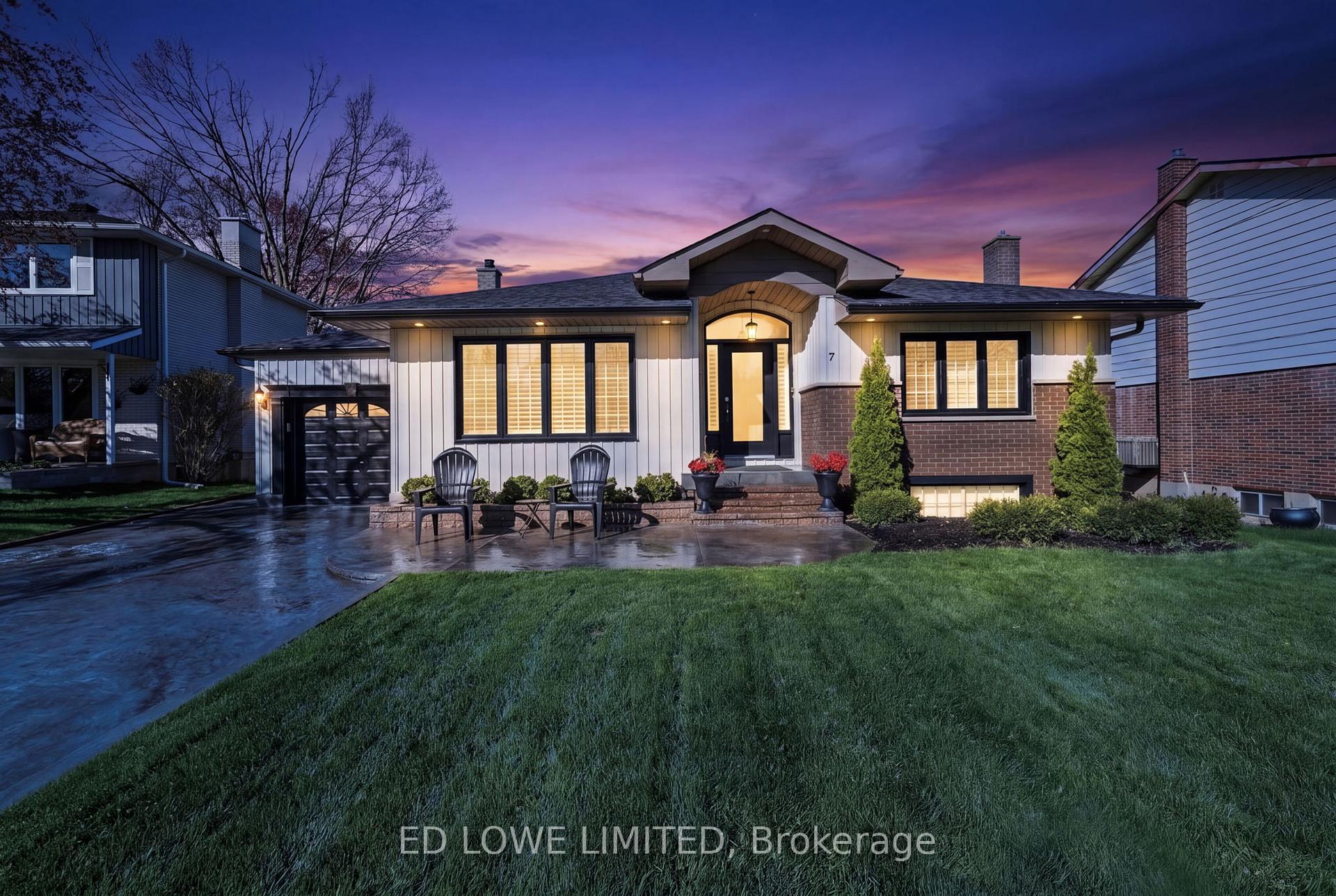 Photo 1 of 7 Howard Crescent, Barrie, Wellington — HOMEH
