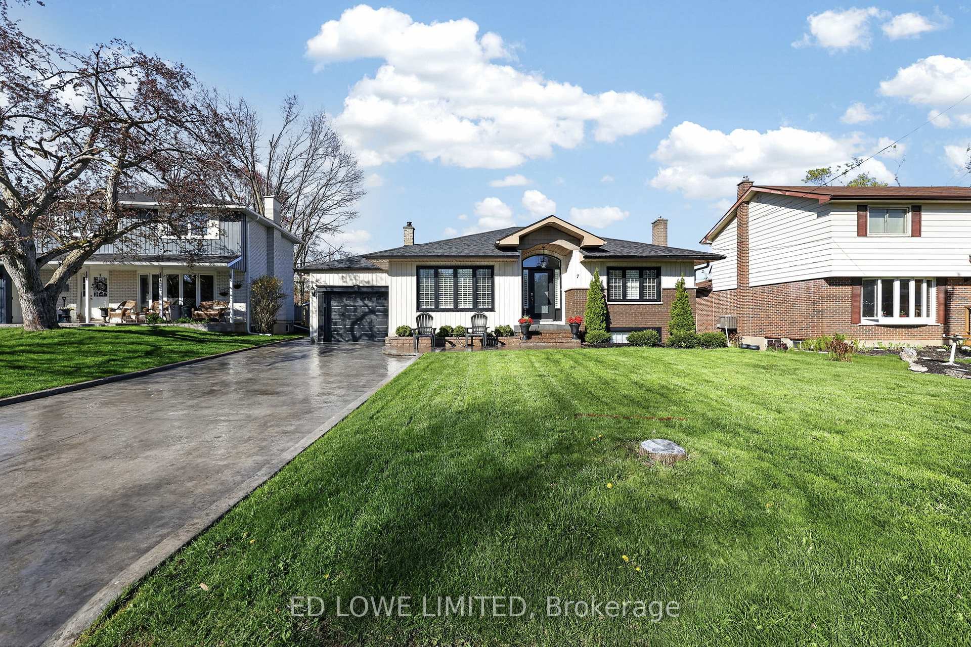 Photo 2 of 7 Howard Crescent, Barrie, Wellington — HOMEH