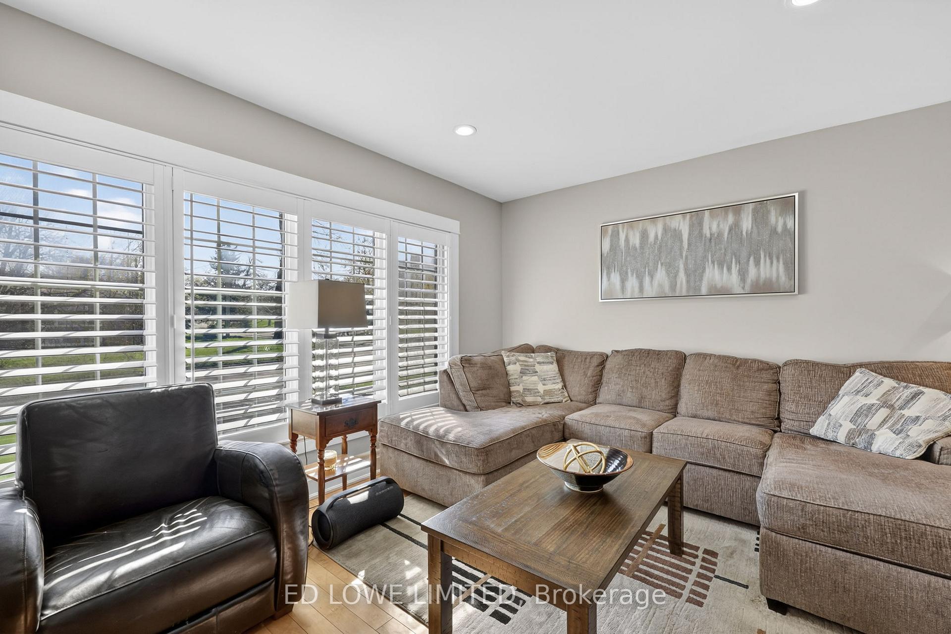 Photo 10 of 7 Howard Crescent, Barrie, Wellington — HOMEH