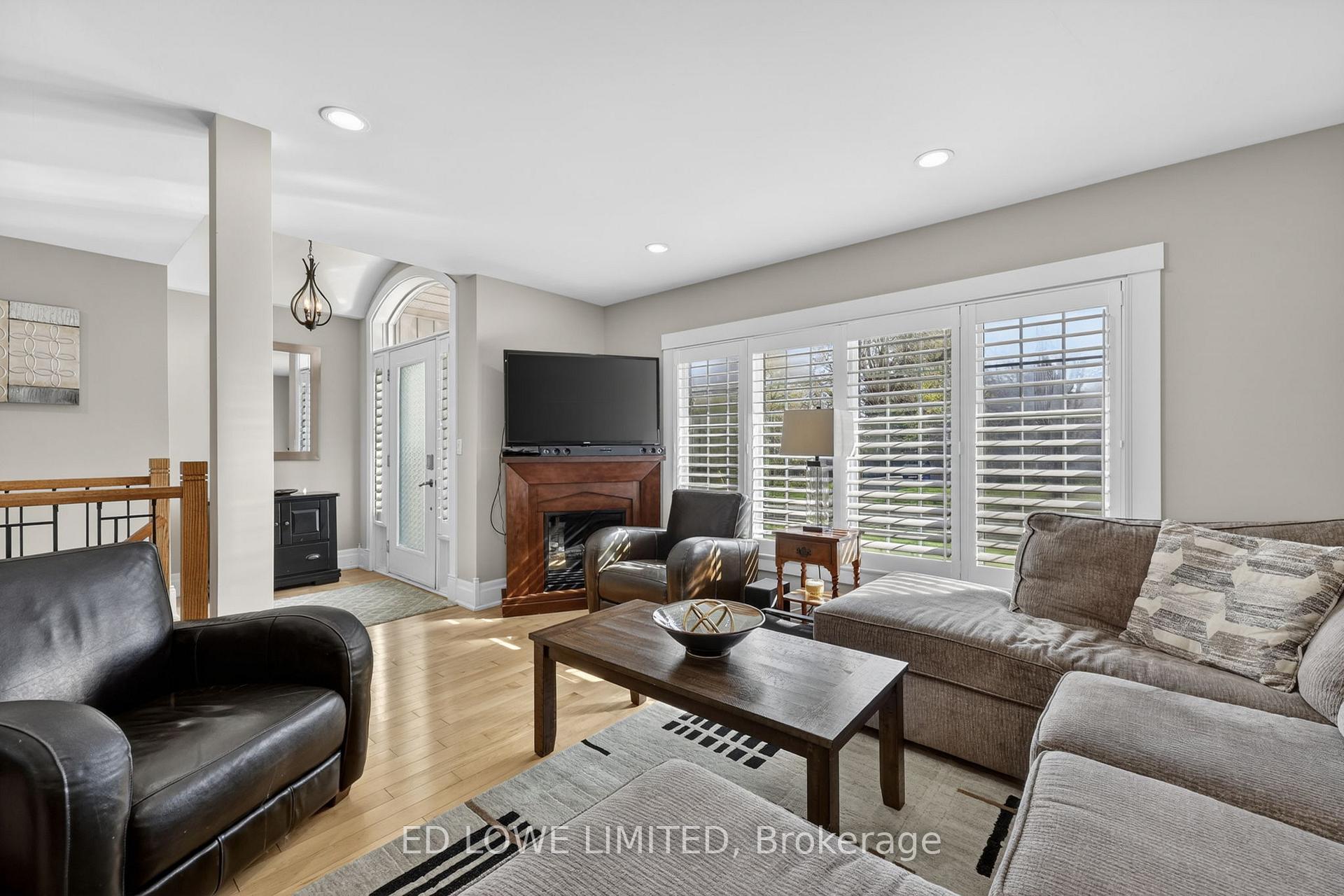 Photo 11 of 7 Howard Crescent, Barrie, Wellington — HOMEH