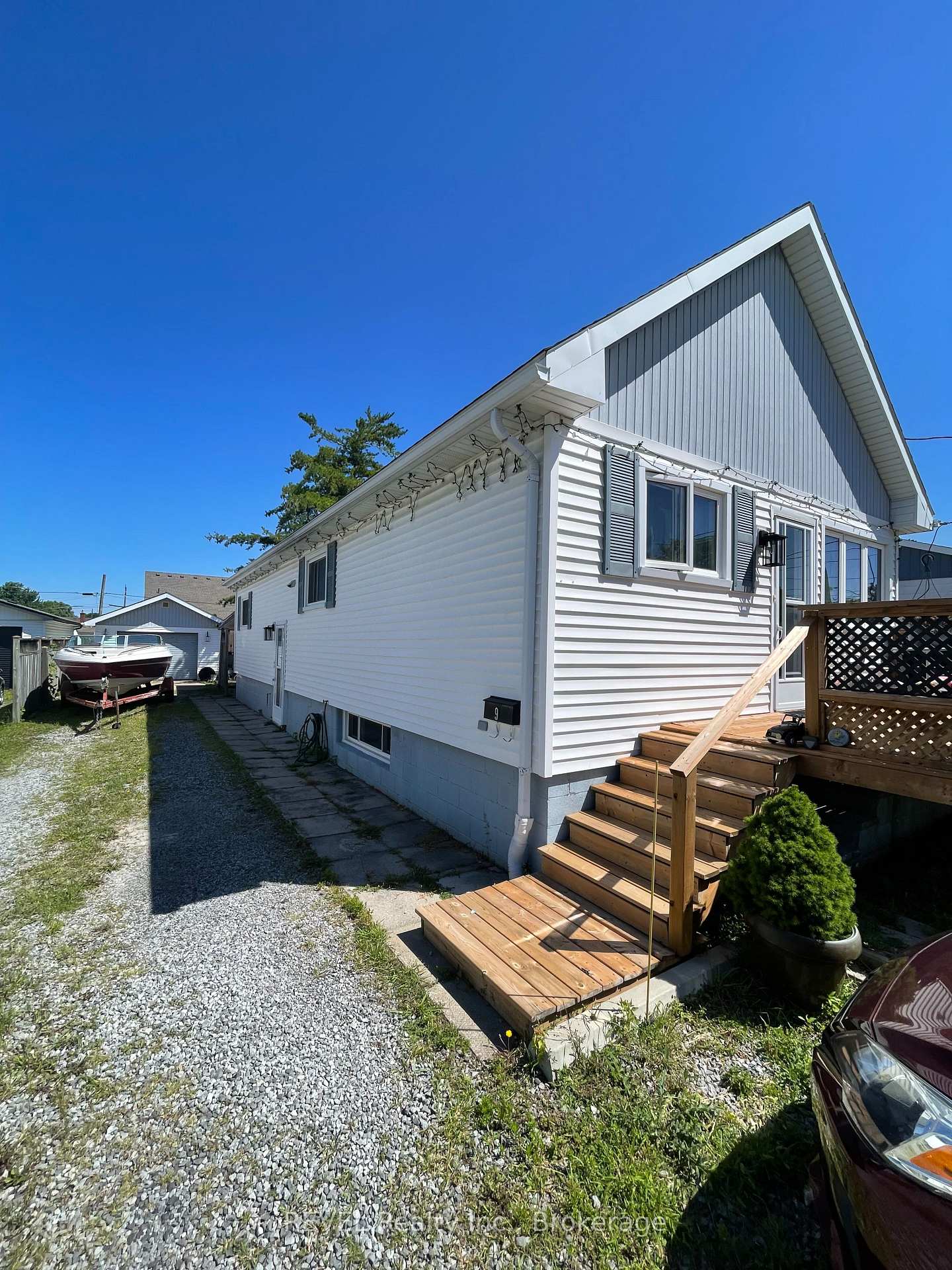 Photo 2 of 9 Cambridge Avenue, St. Catharines, Secord Woods — HOMEH