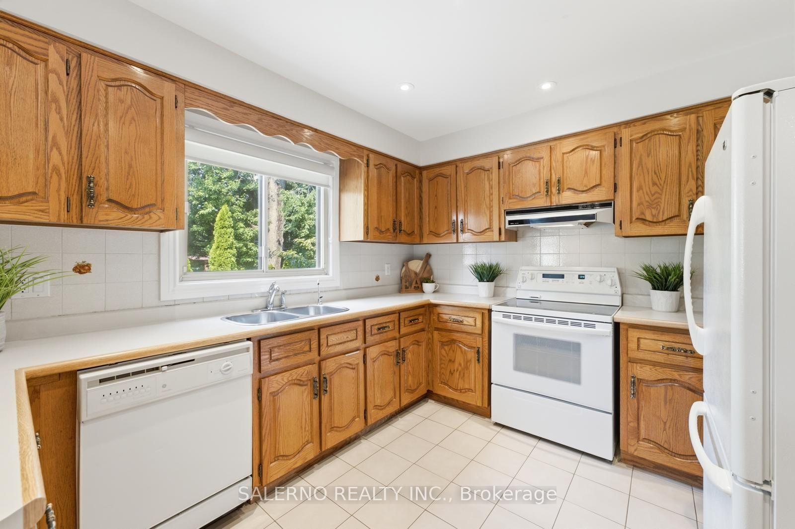 Photo 16 of 178 Wigwoss Drive, Vaughan, East Woodbridge — HOMEH