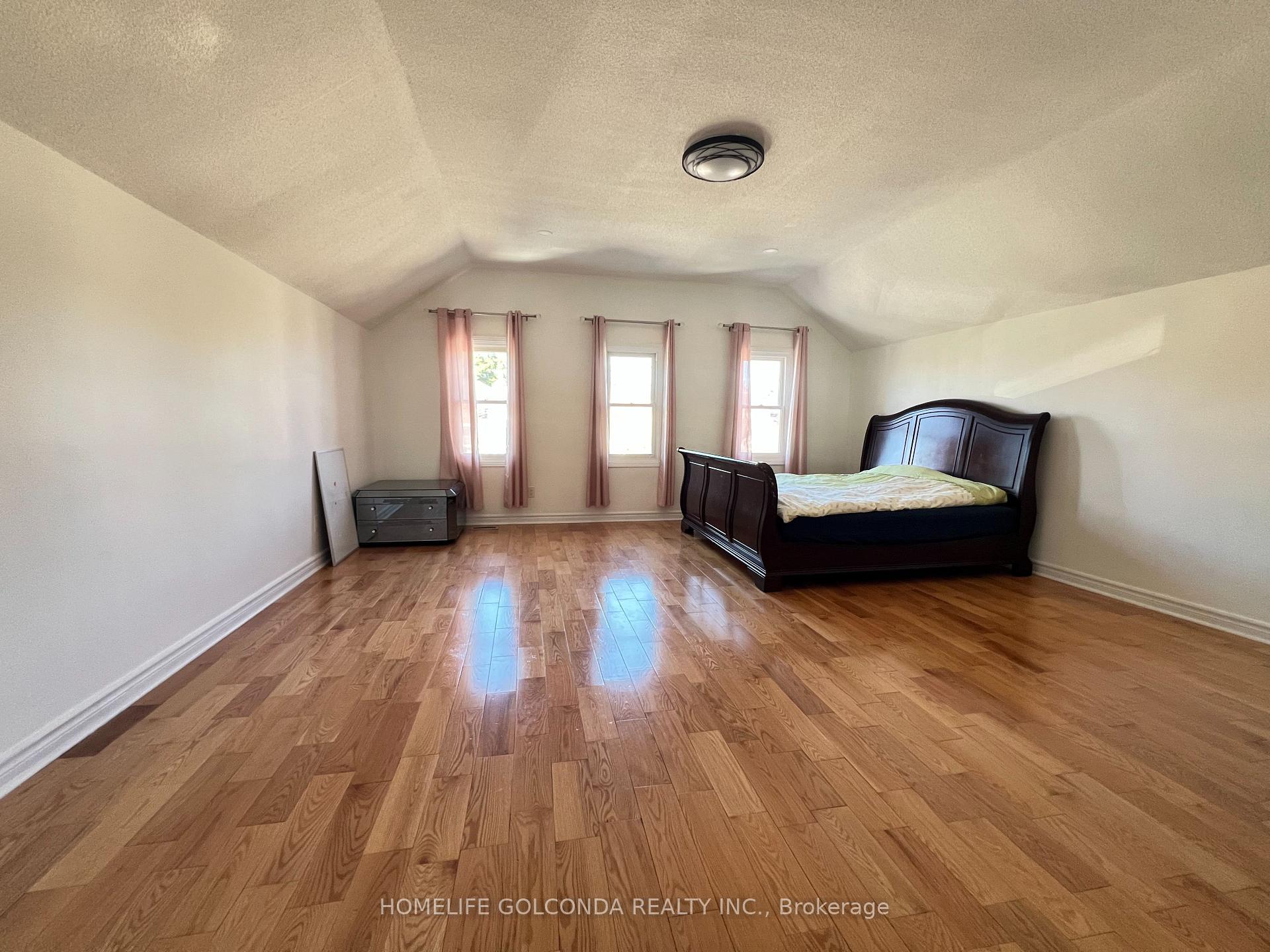 Photo 10 of Unit Upper, 5404 Heritage Hills Boulevard, Mississauga, Hurontario — HOMEH