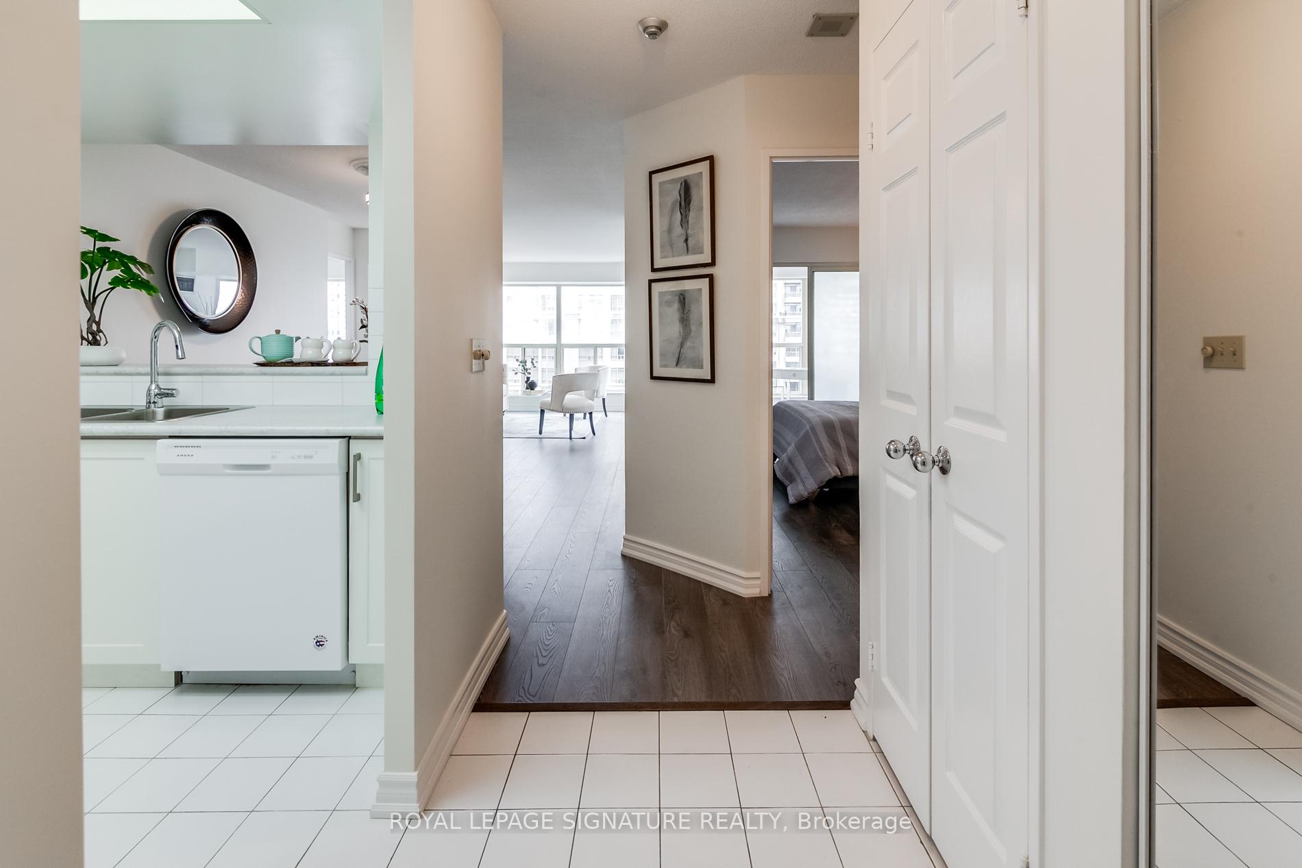 Photo 3 of Unit 707, 325 Webb Drive, Mississauga, City Centre — HOMEH