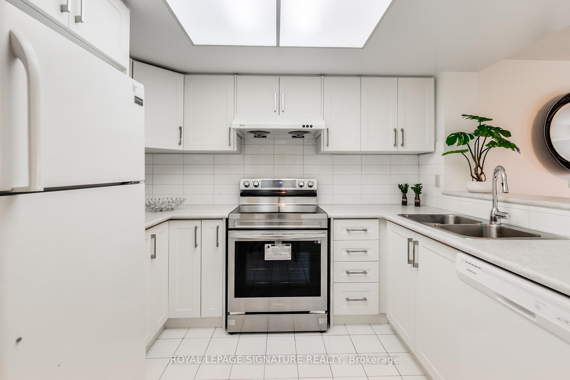 Photo 4 of Unit 707, 325 Webb Drive, Mississauga, City Centre — HOMEH