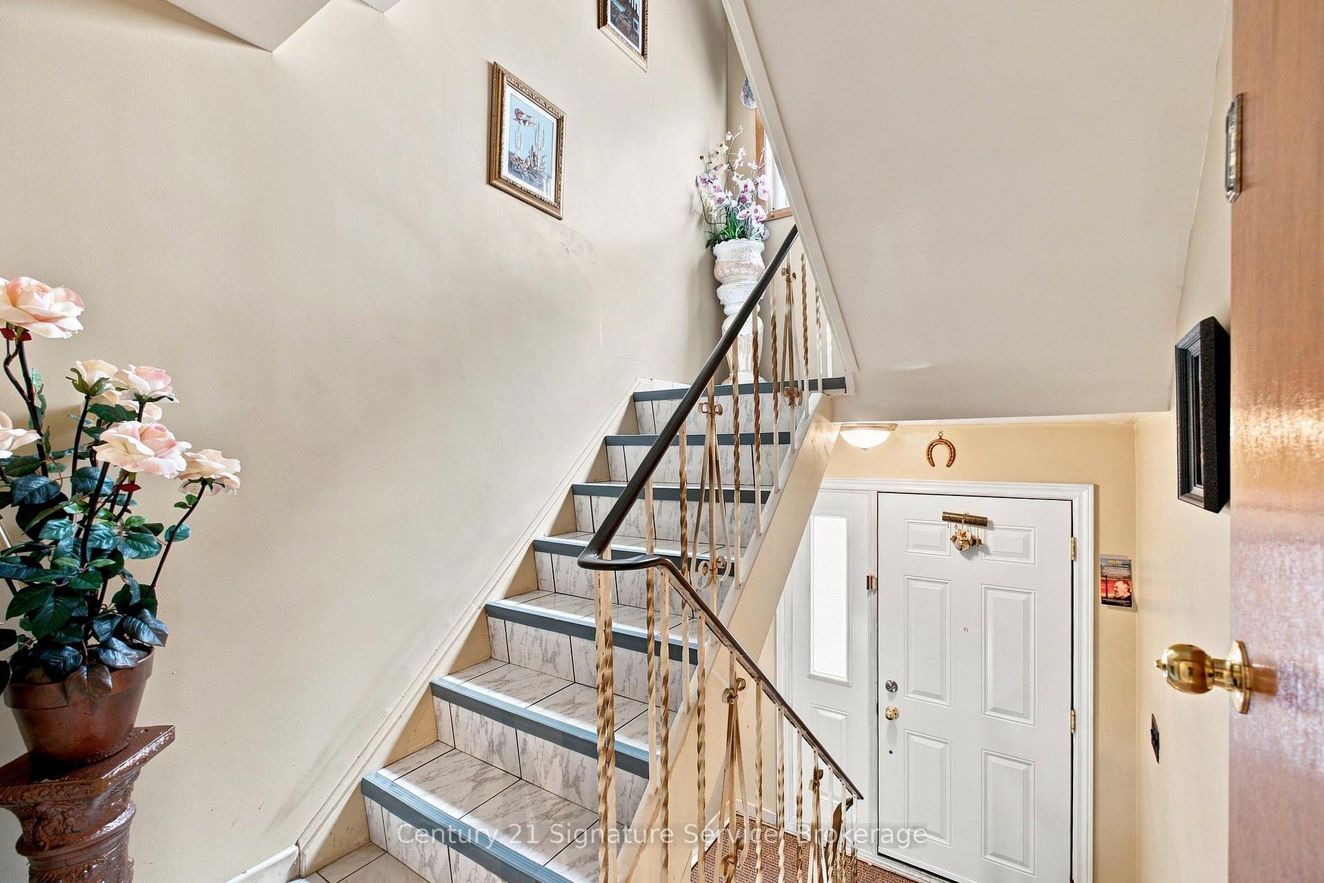 Photo 7 of 524 Silverthorn Avenue, Toronto, Keelesdale-Eglinton West — HOMEH
