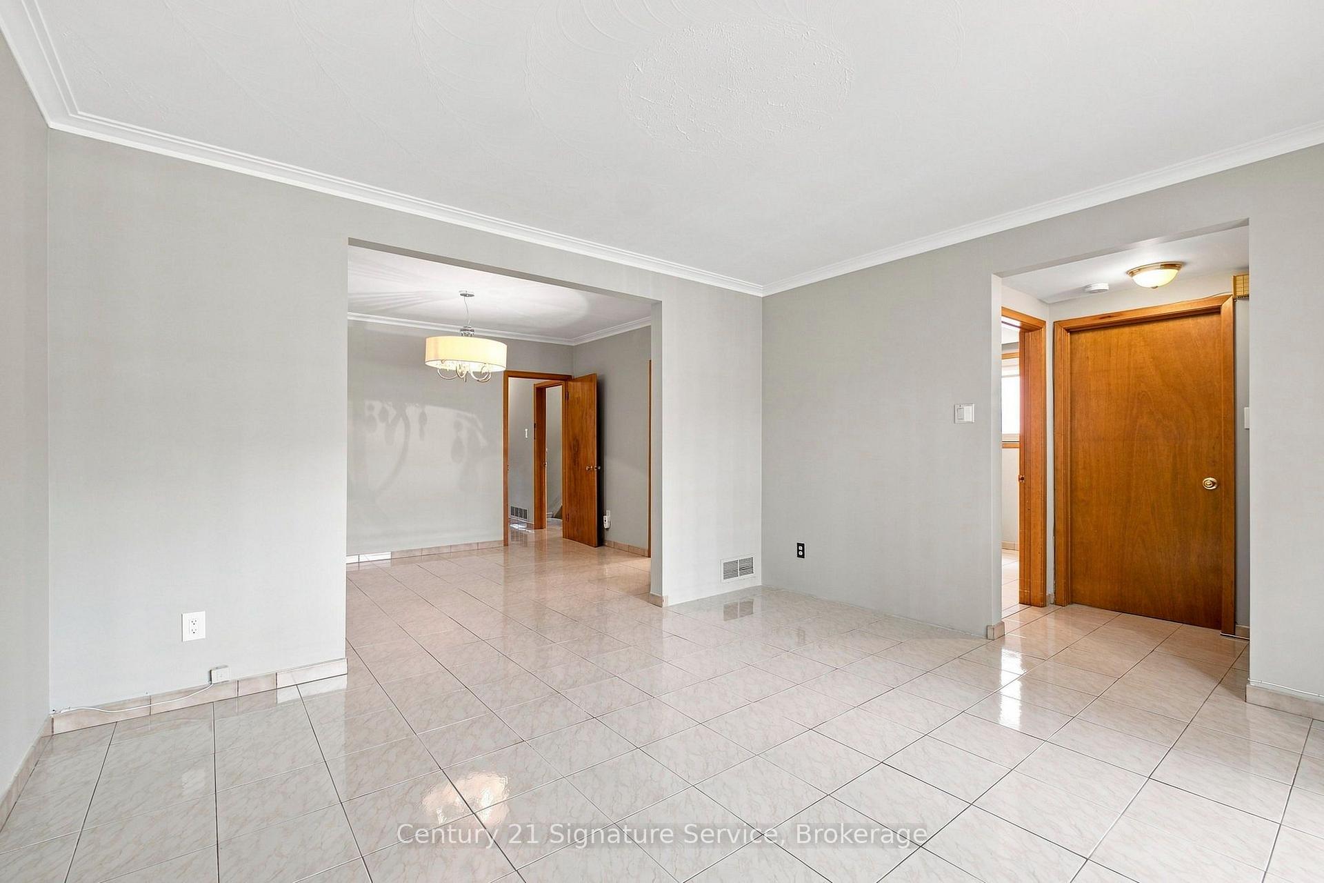 Photo 11 of 524 Silverthorn Avenue, Toronto, Keelesdale-Eglinton West — HOMEH