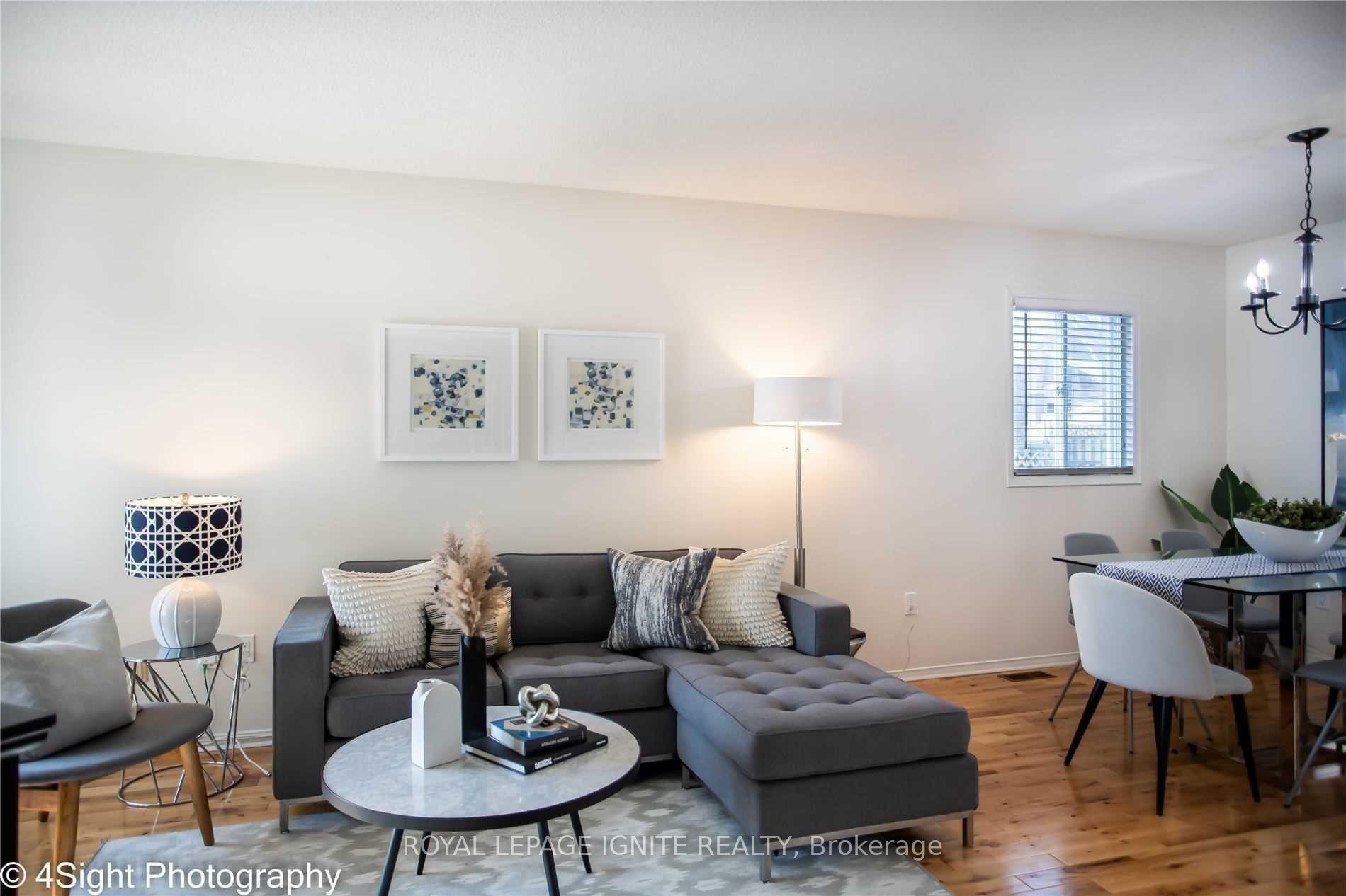 Photo 4 of 10 Bonnycastle Drive, Clarington, Bowmanville — HOMEH