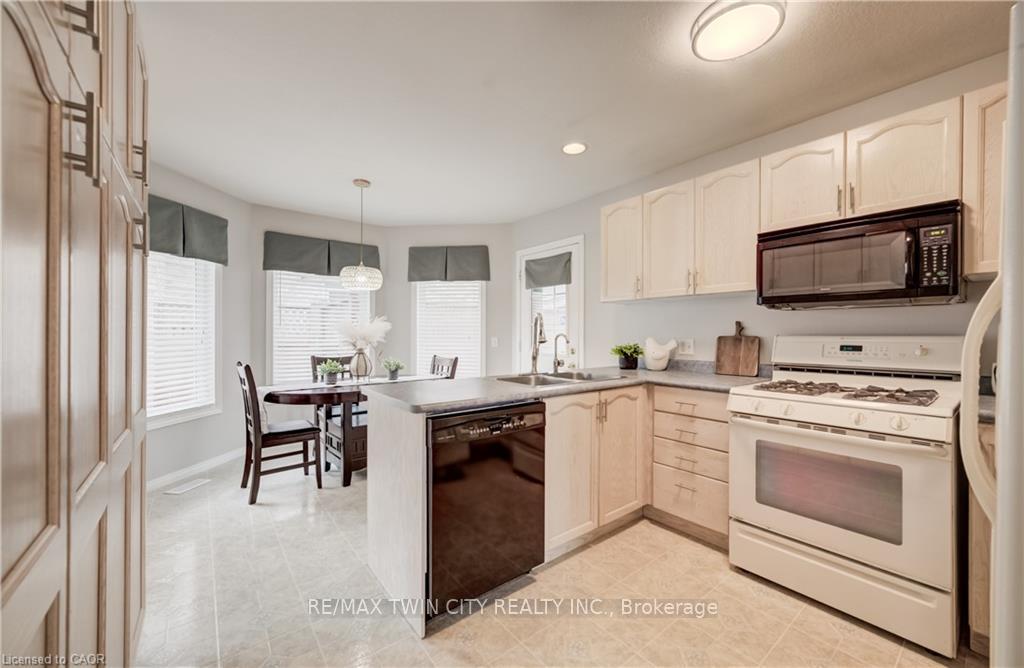 Photo 10 of 27 Chandos Drive, Kitchener, Centreville Chicopee — HOMEH