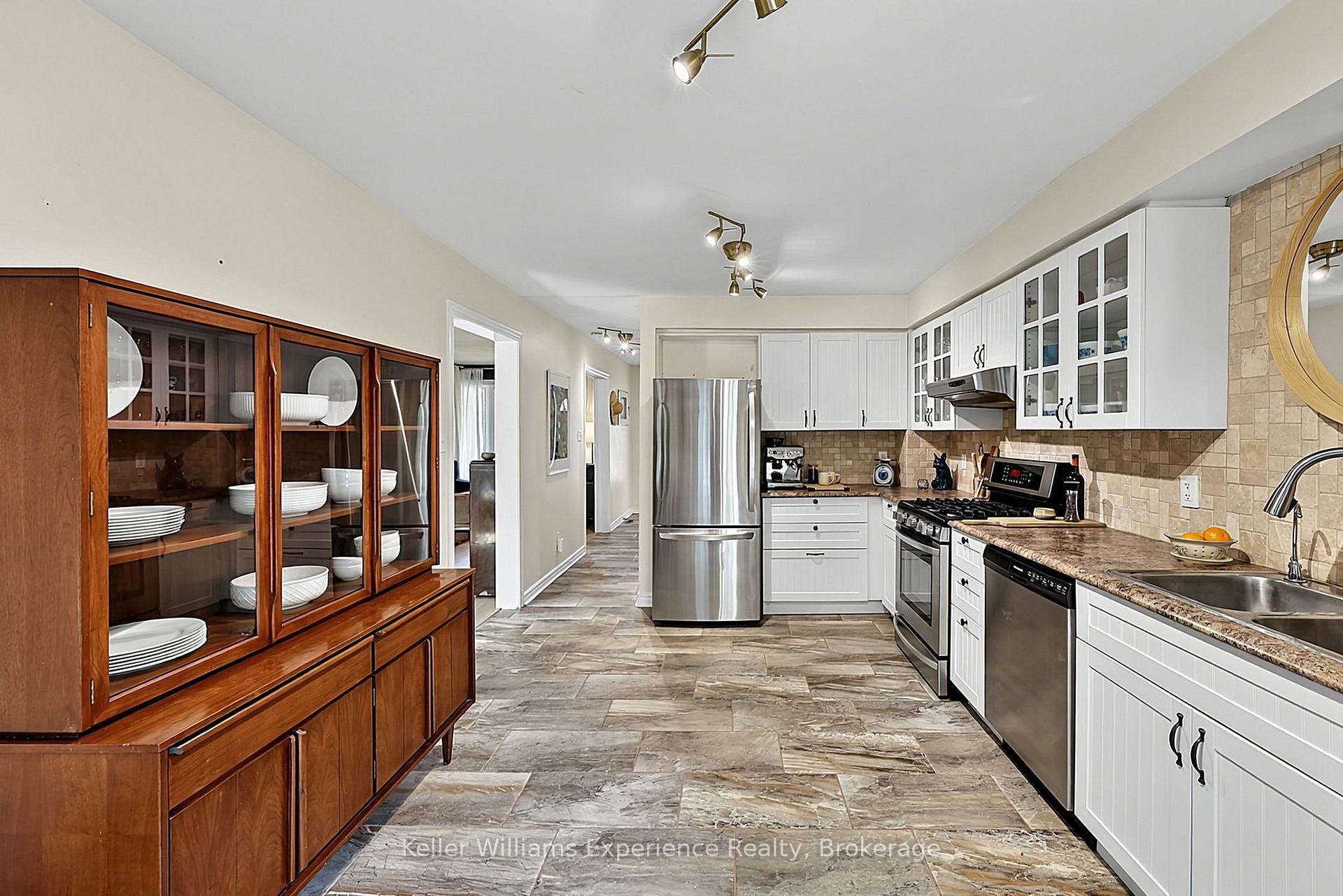 Photo 5 of 1044 Dina Crescent, Midland — HOMEH