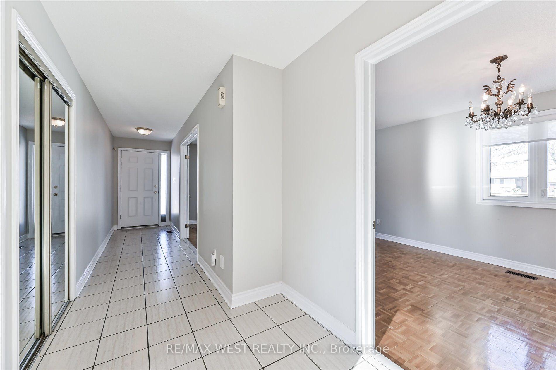 Photo 2 of 139 Carmen Crescent, Vaughan, East Woodbridge — HOMEH