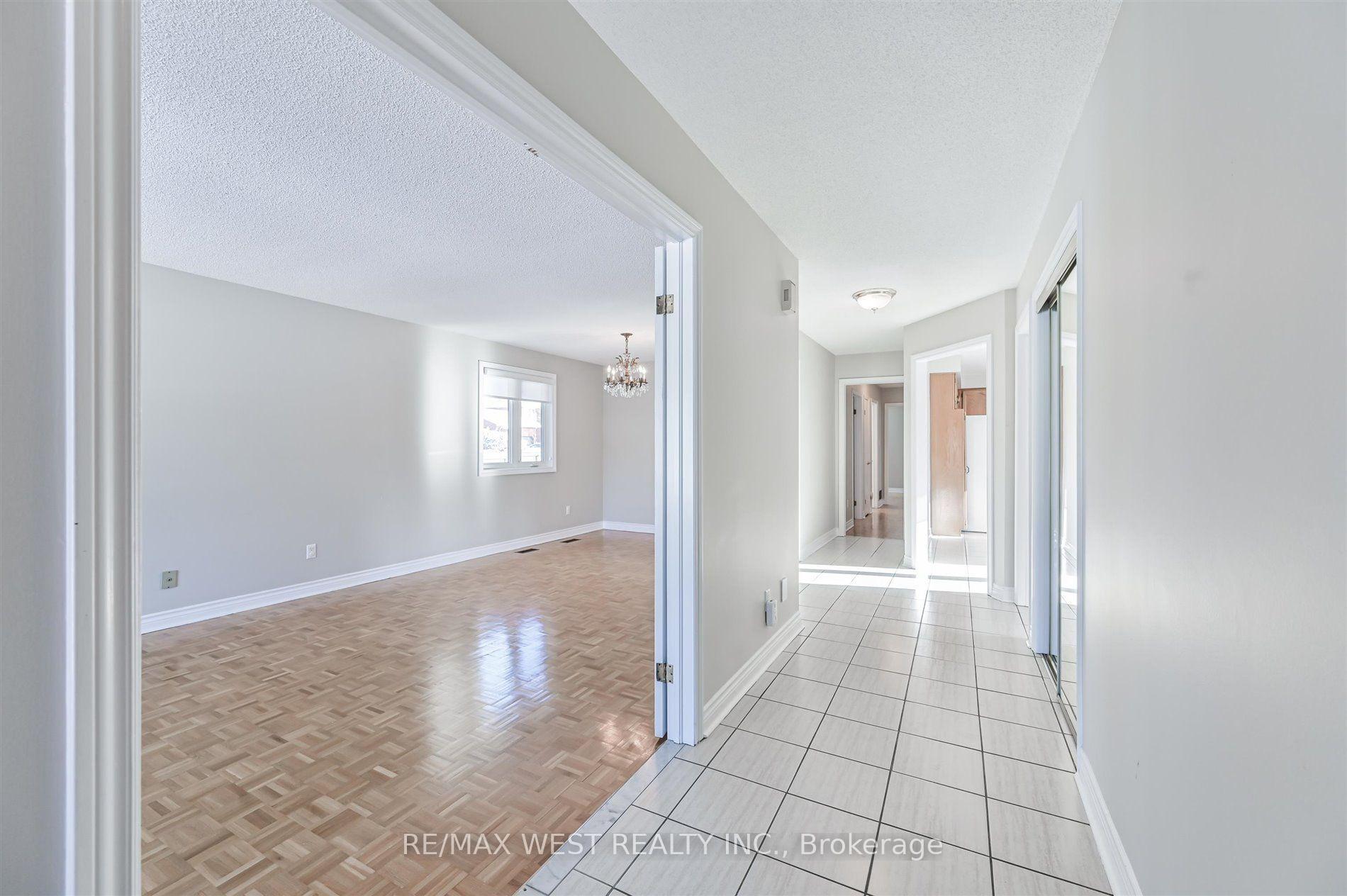 Photo 3 of 139 Carmen Crescent, Vaughan, East Woodbridge — HOMEH