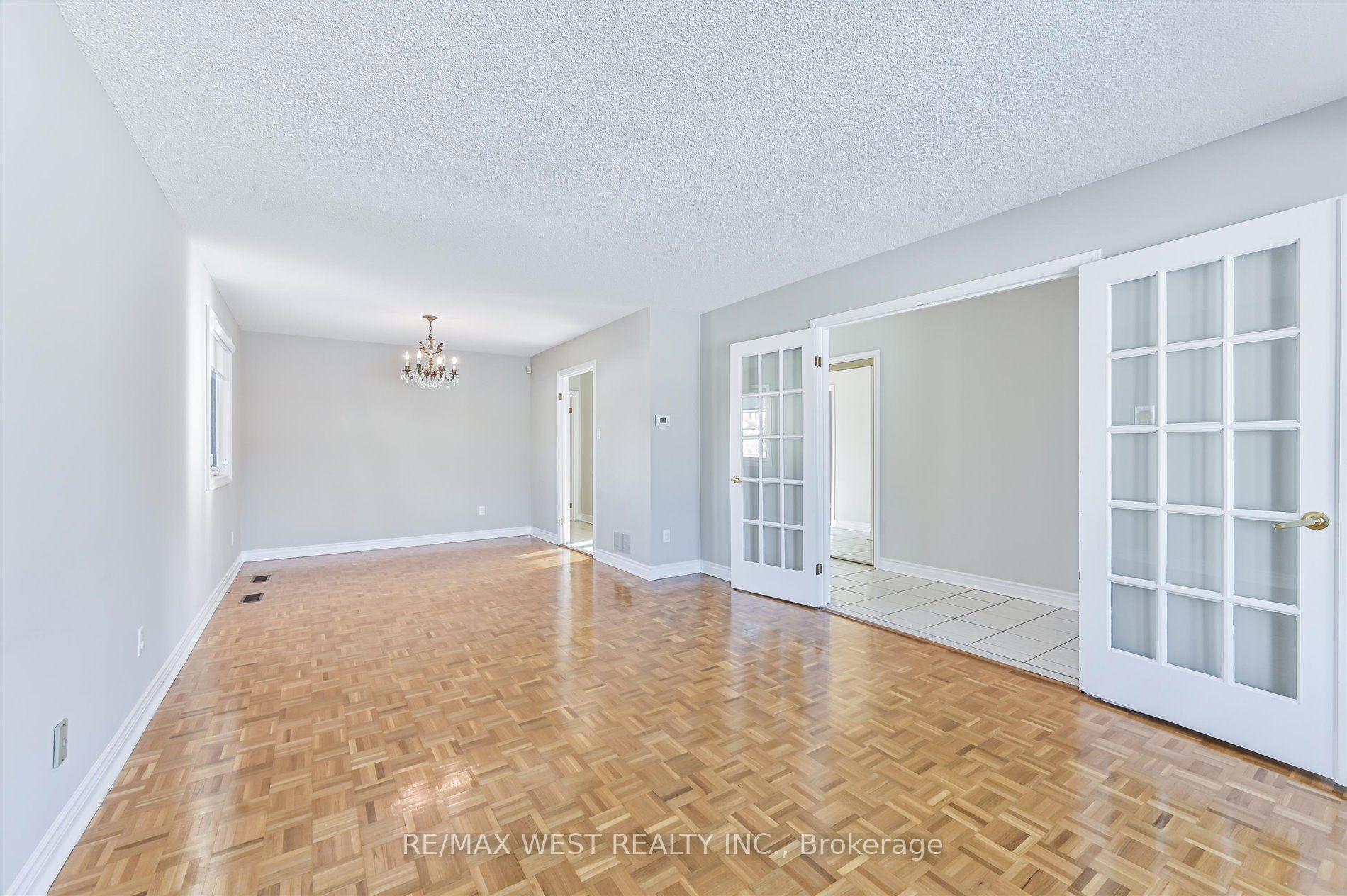 Photo 4 of 139 Carmen Crescent, Vaughan, East Woodbridge — HOMEH