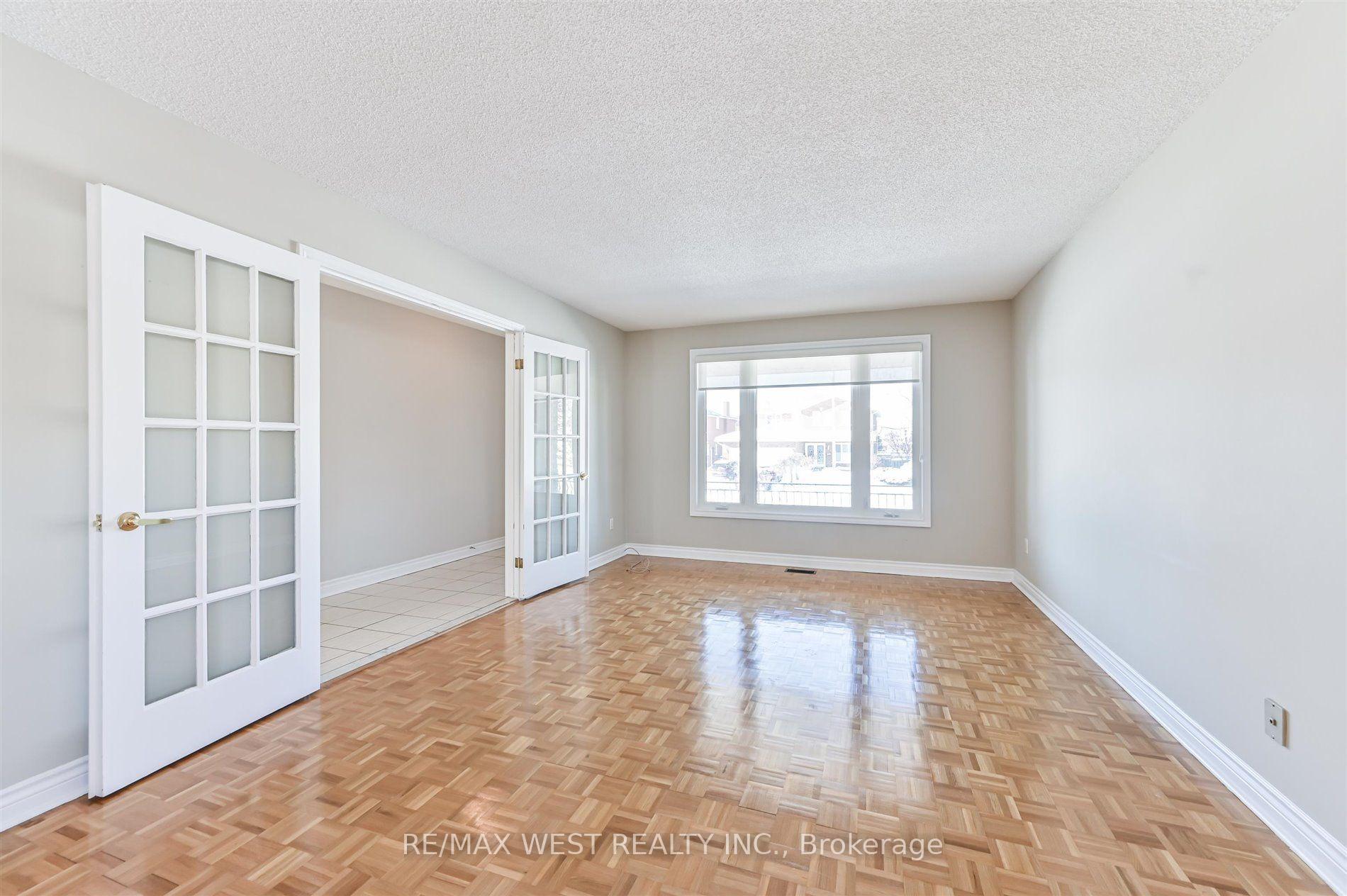 Photo 5 of 139 Carmen Crescent, Vaughan, East Woodbridge — HOMEH