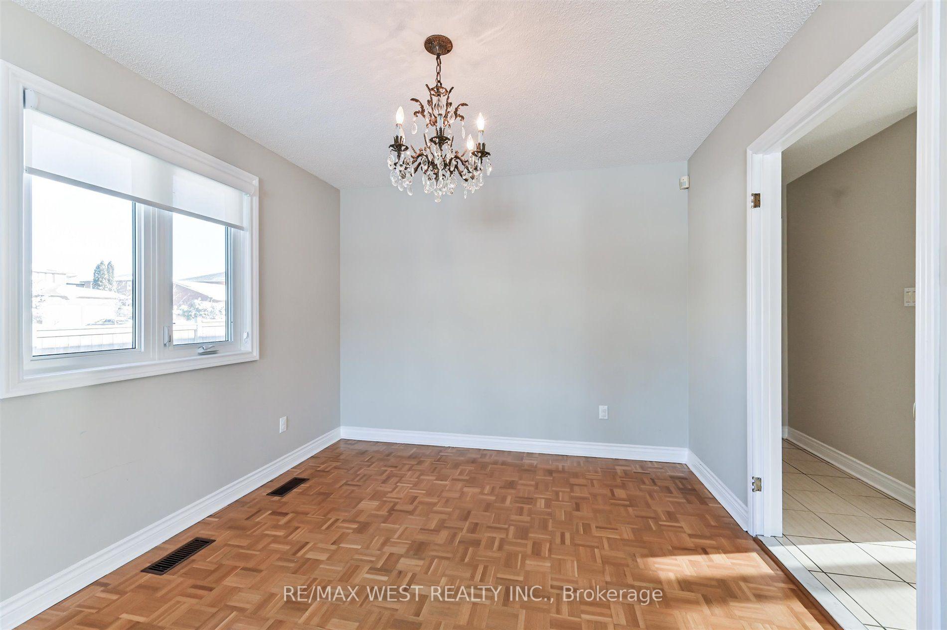 Photo 6 of 139 Carmen Crescent, Vaughan, East Woodbridge — HOMEH
