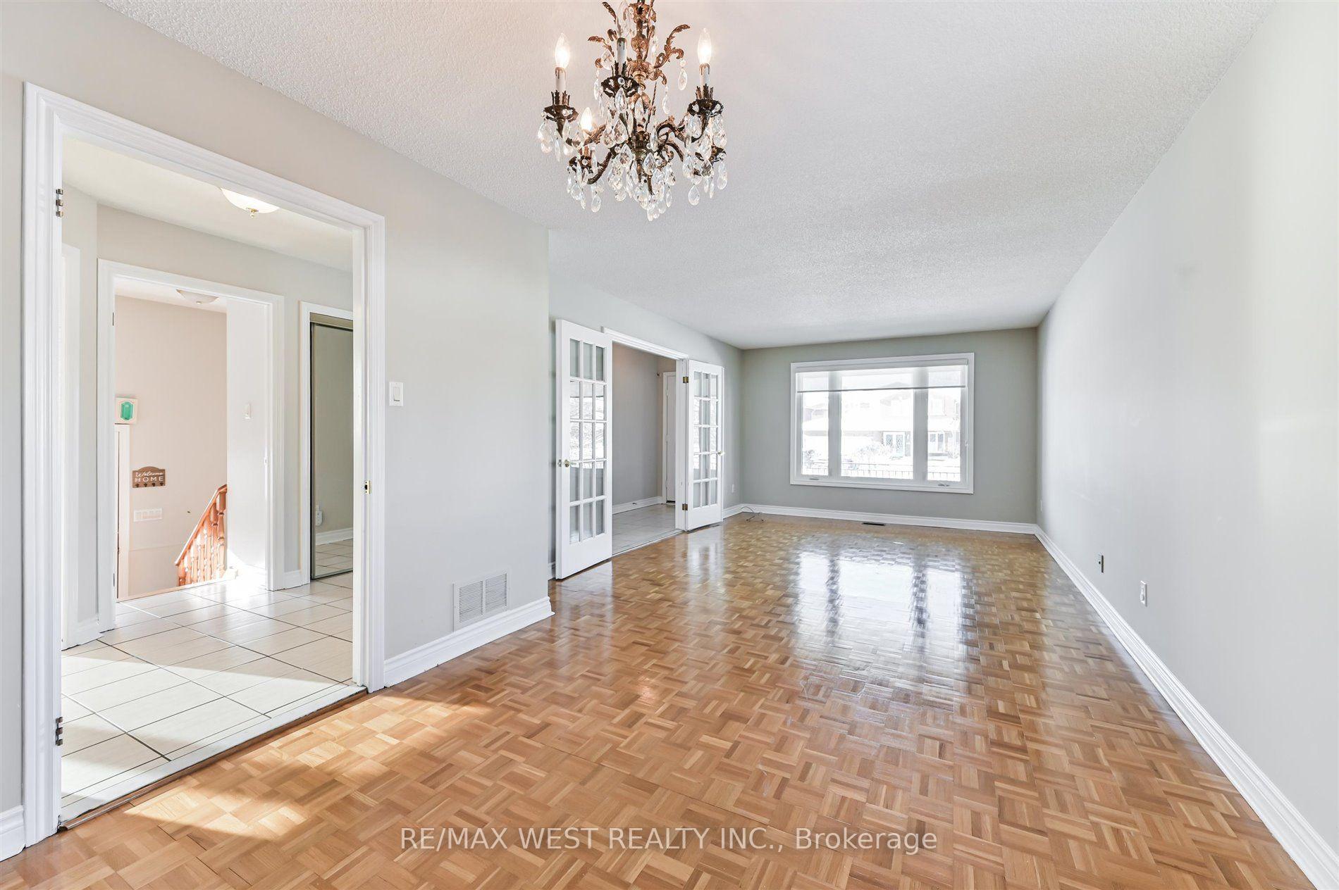 Photo 7 of 139 Carmen Crescent, Vaughan, East Woodbridge — HOMEH