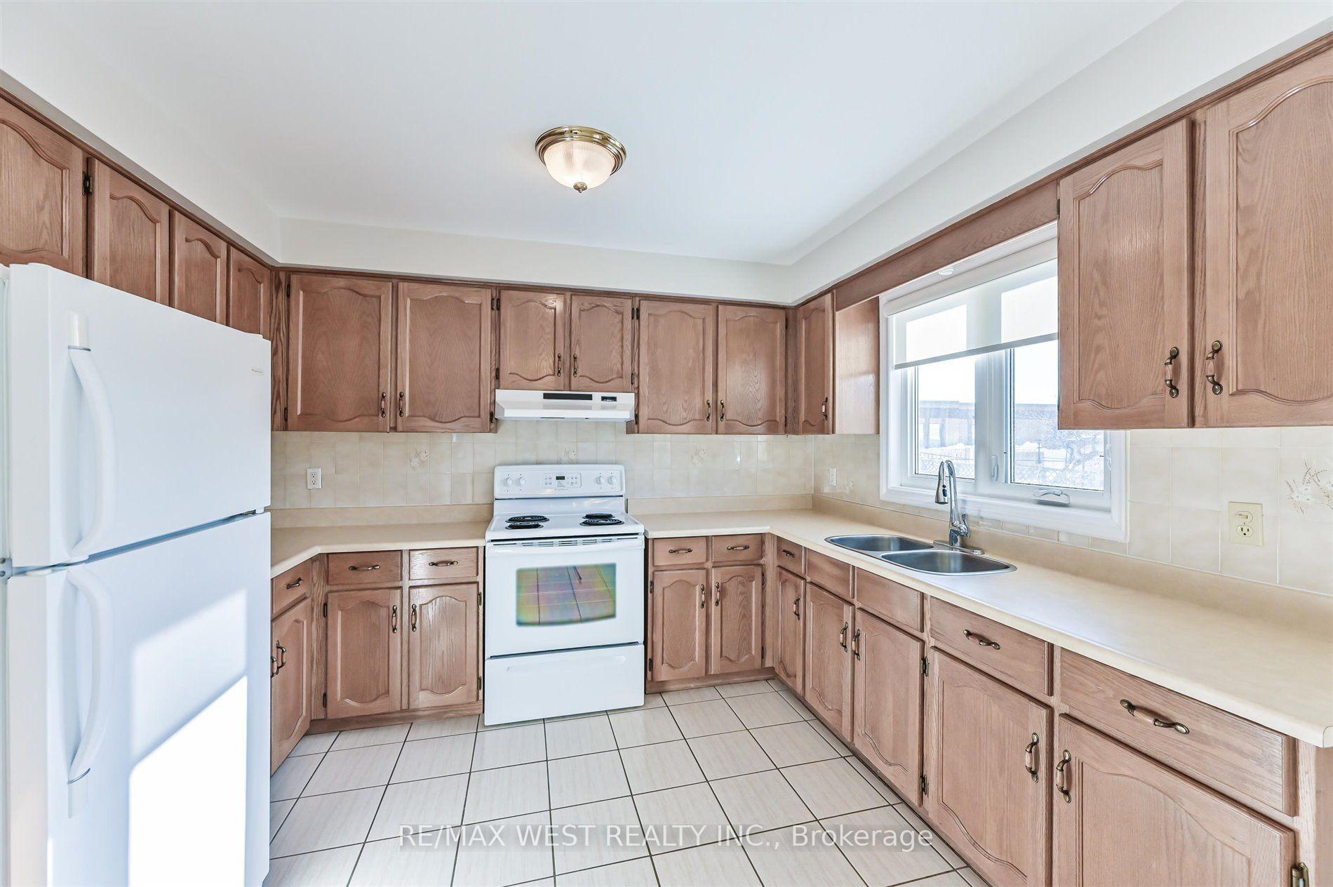Photo 10 of 139 Carmen Crescent, Vaughan, East Woodbridge — HOMEH