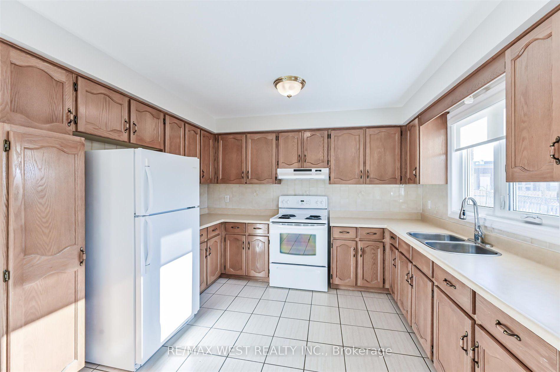Photo 11 of 139 Carmen Crescent, Vaughan, East Woodbridge — HOMEH