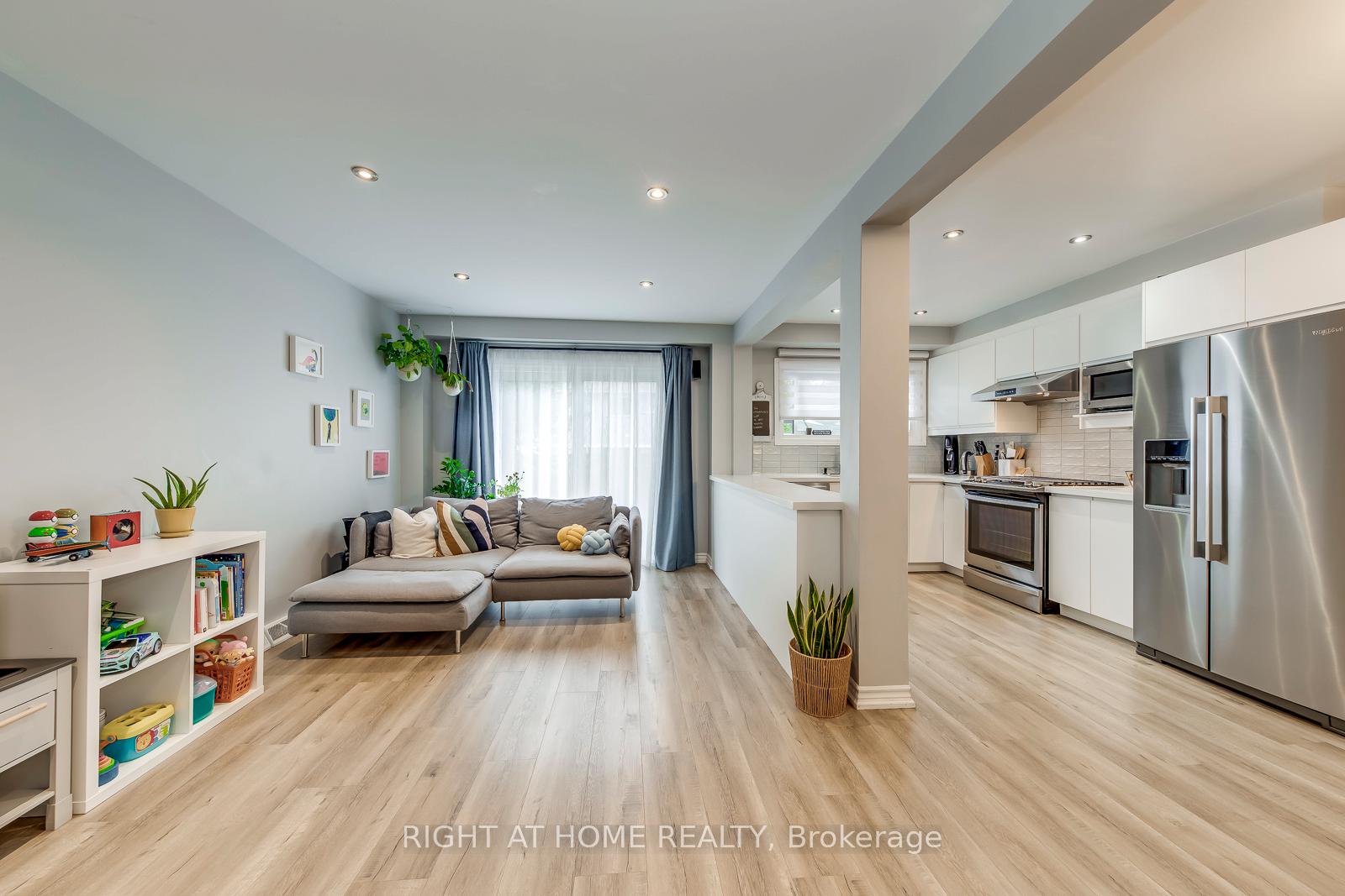 Photo 5 of 132 Ashton Crescent, Brampton, Central Park — HOMEH